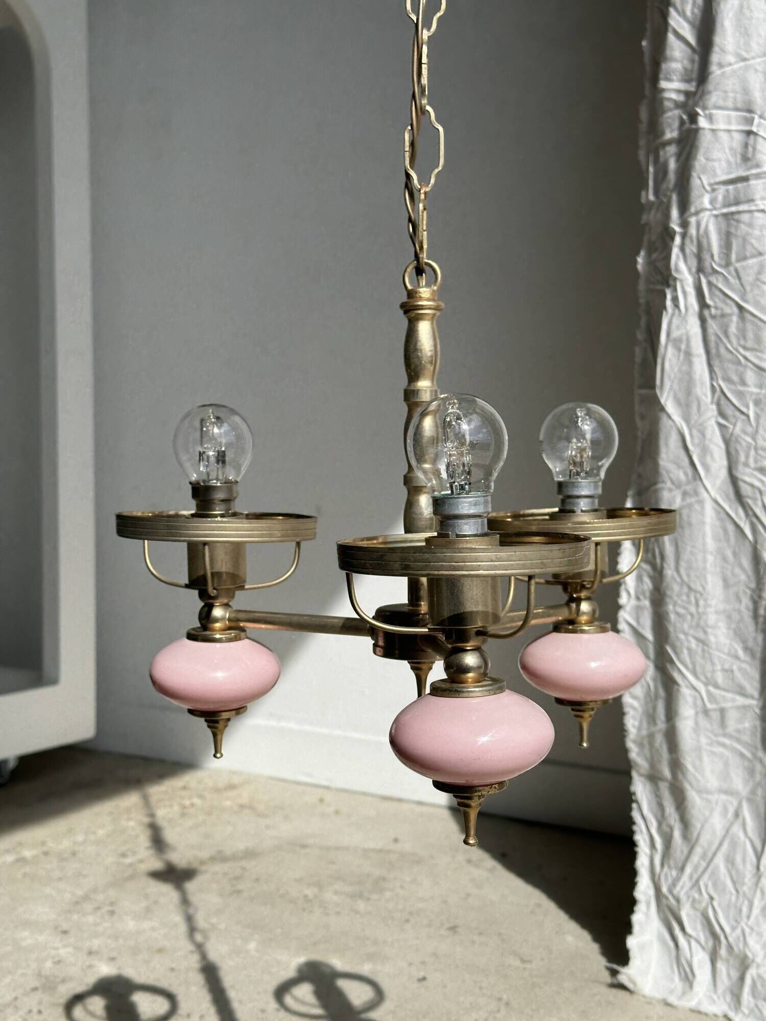 Petit lustre rose et doré à 3 bras de lumières