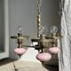 Petit lustre rose et doré à 3 bras de lumières