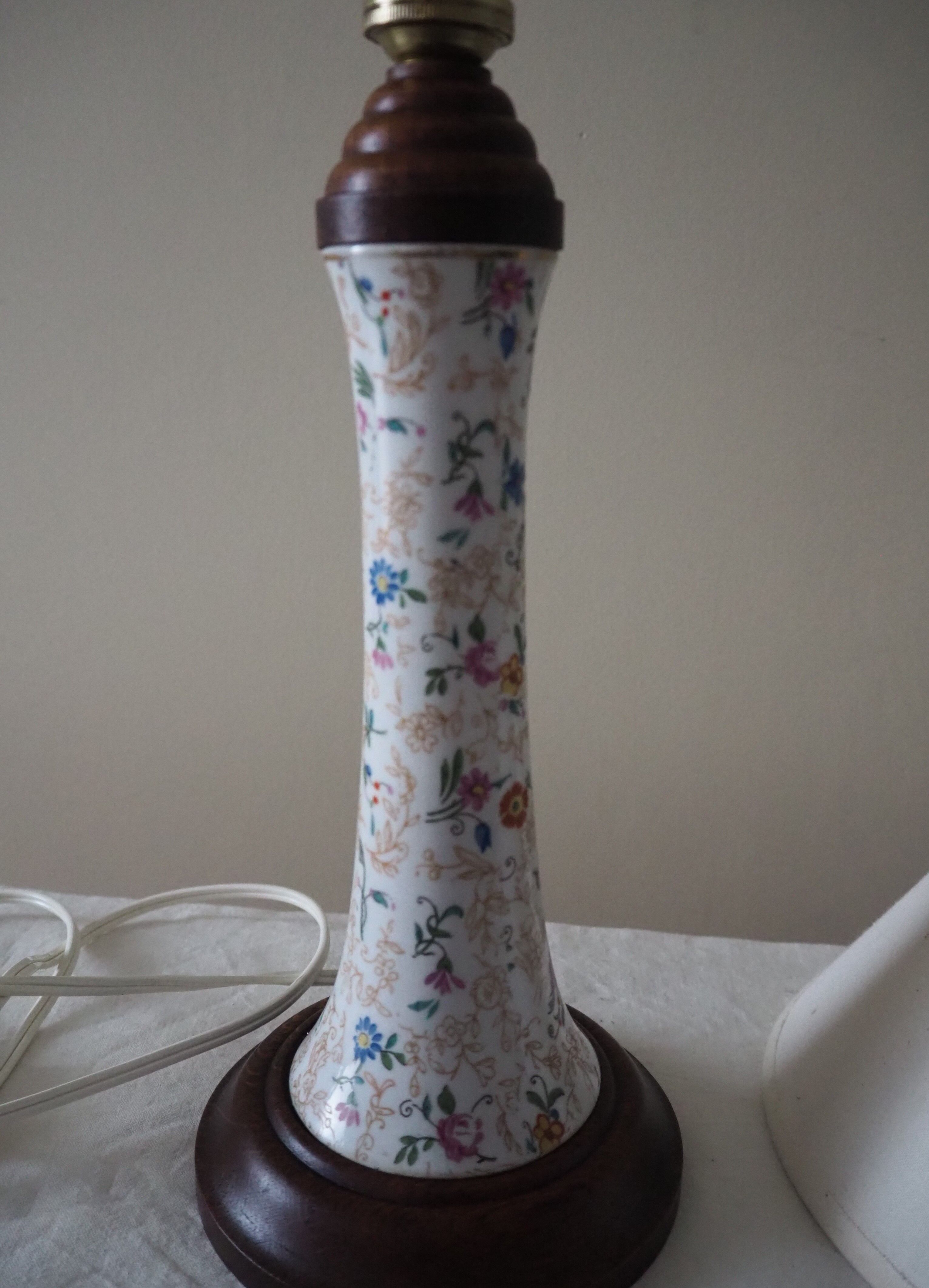 Table lamp for bedside use in earthenware with a wooden base.