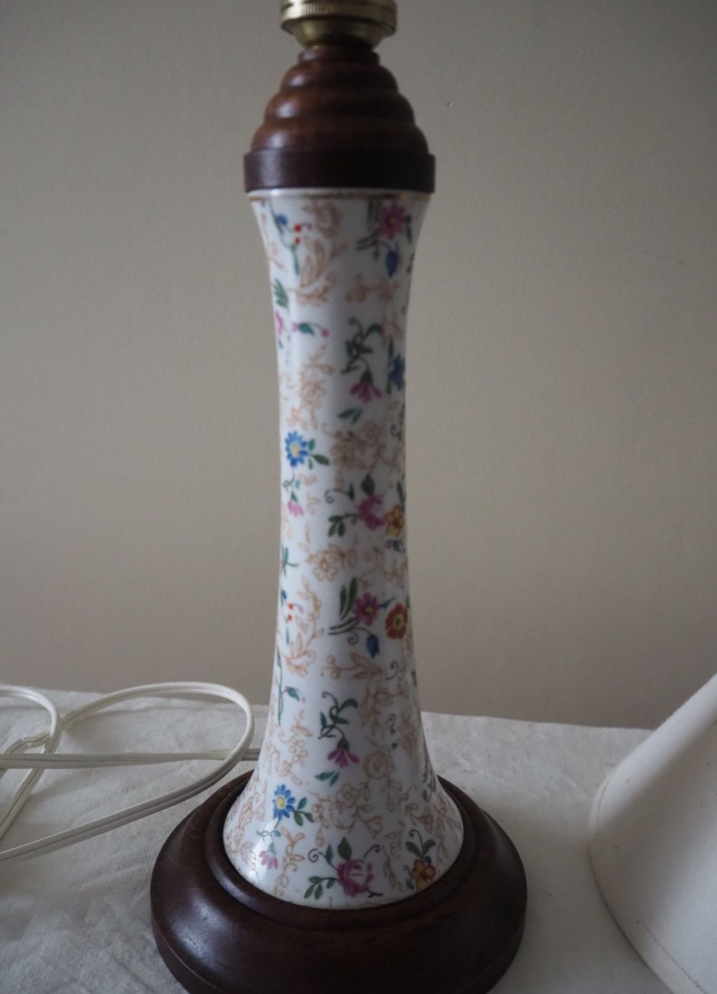 Lampe à poser de table de chevet d’appoint en faïence et socle en bois