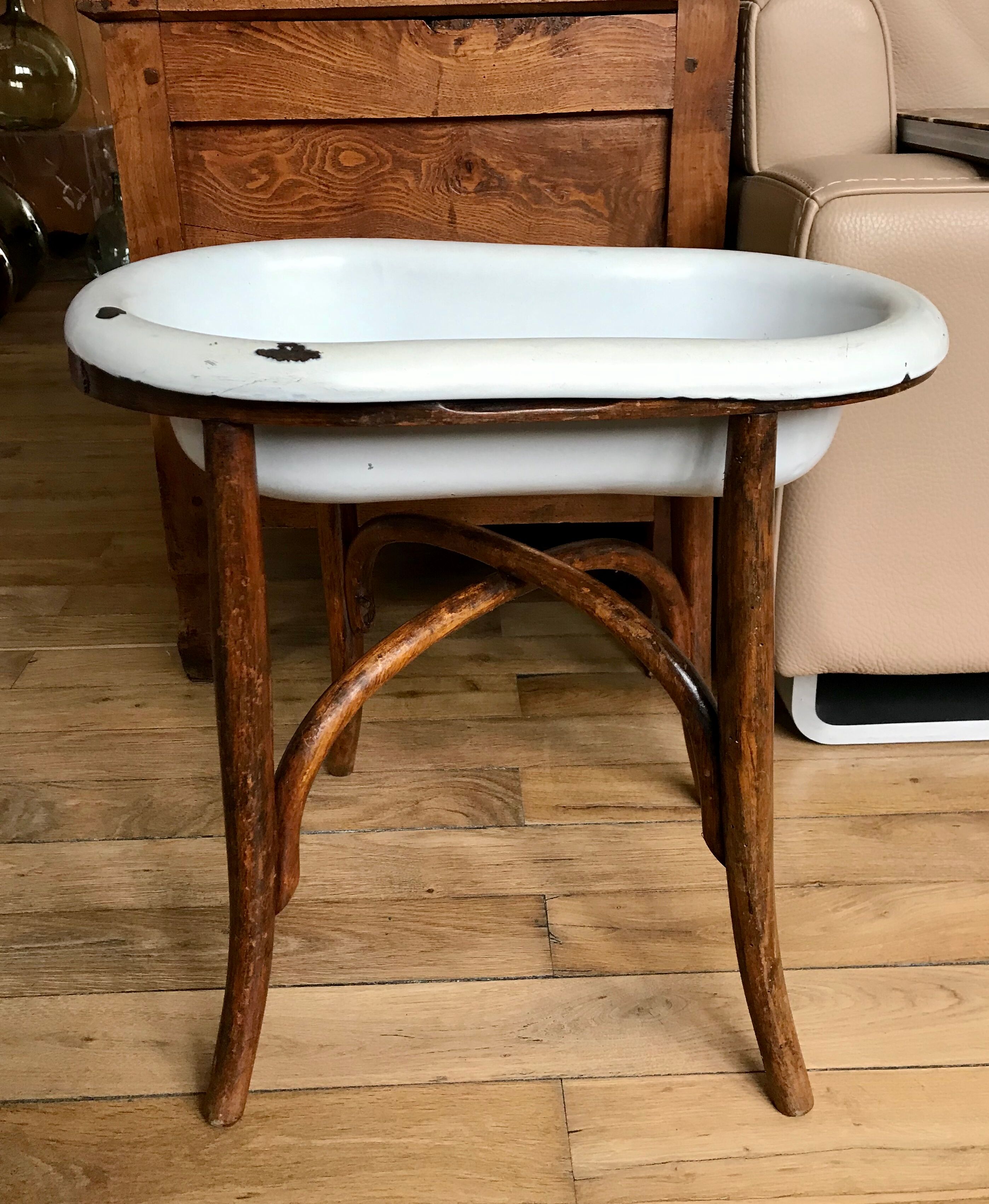 Old baby bean bathtub enamelled structure bent wood early twentieth century