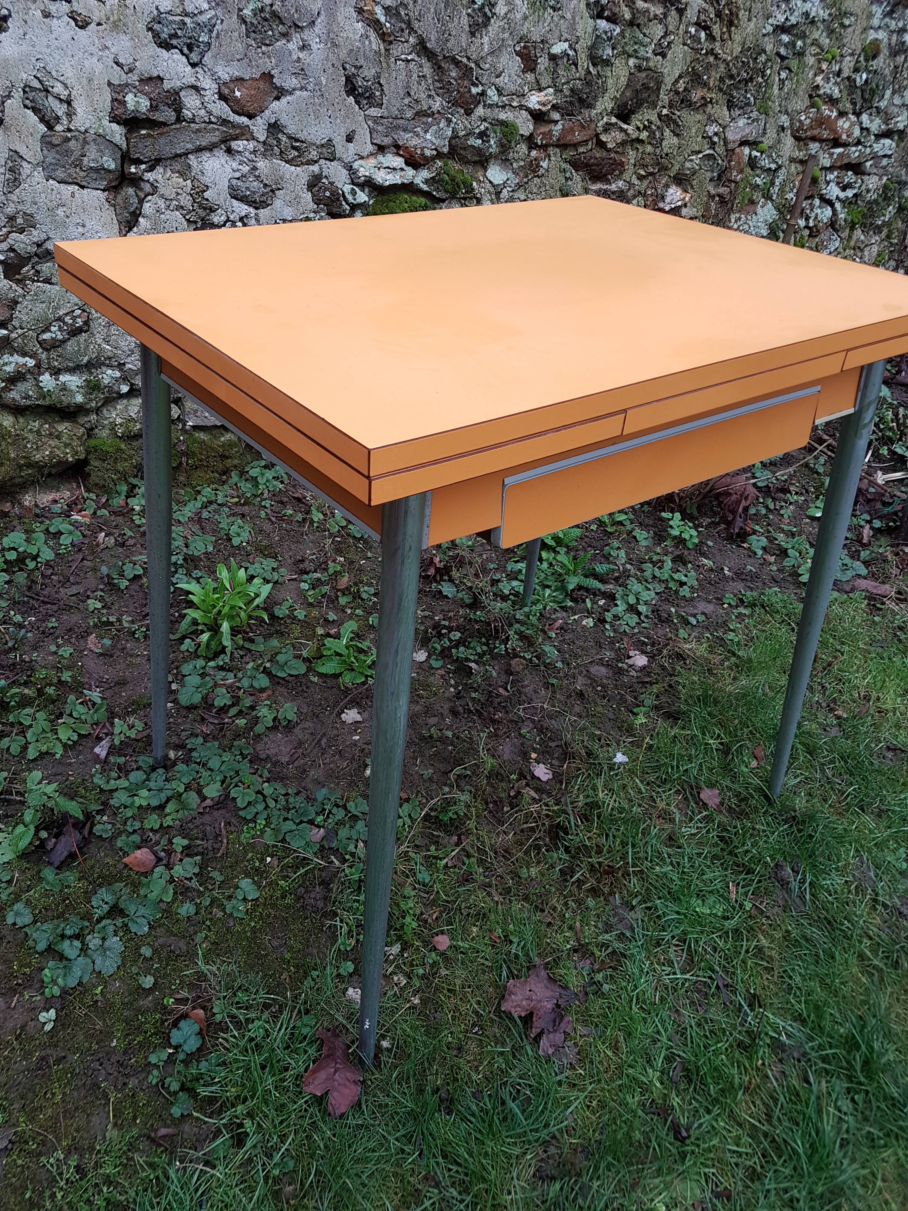 Table orange formica, 2 extensions