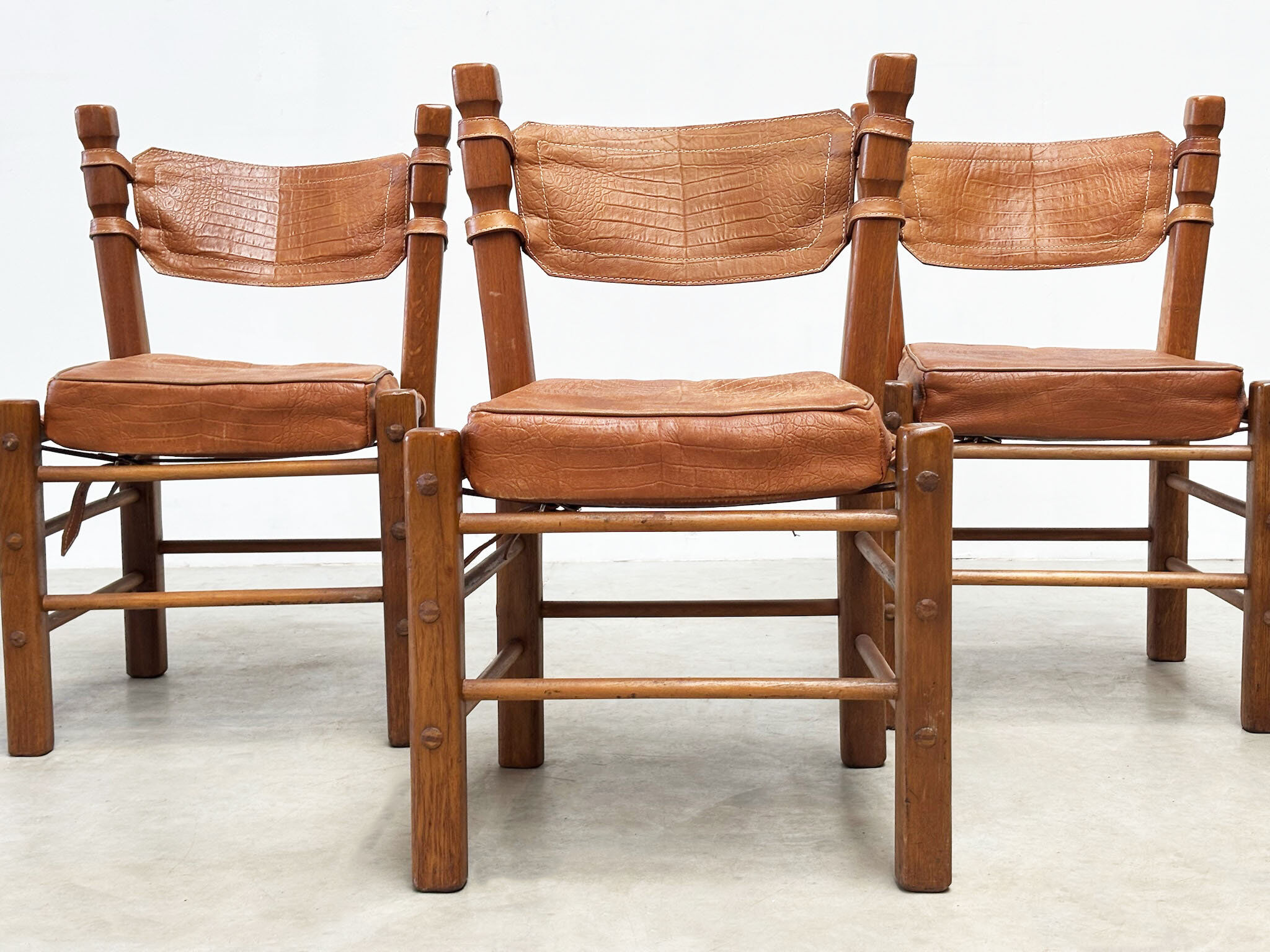 Ensemble de six chaises de salle à manger en cuir brutalistes