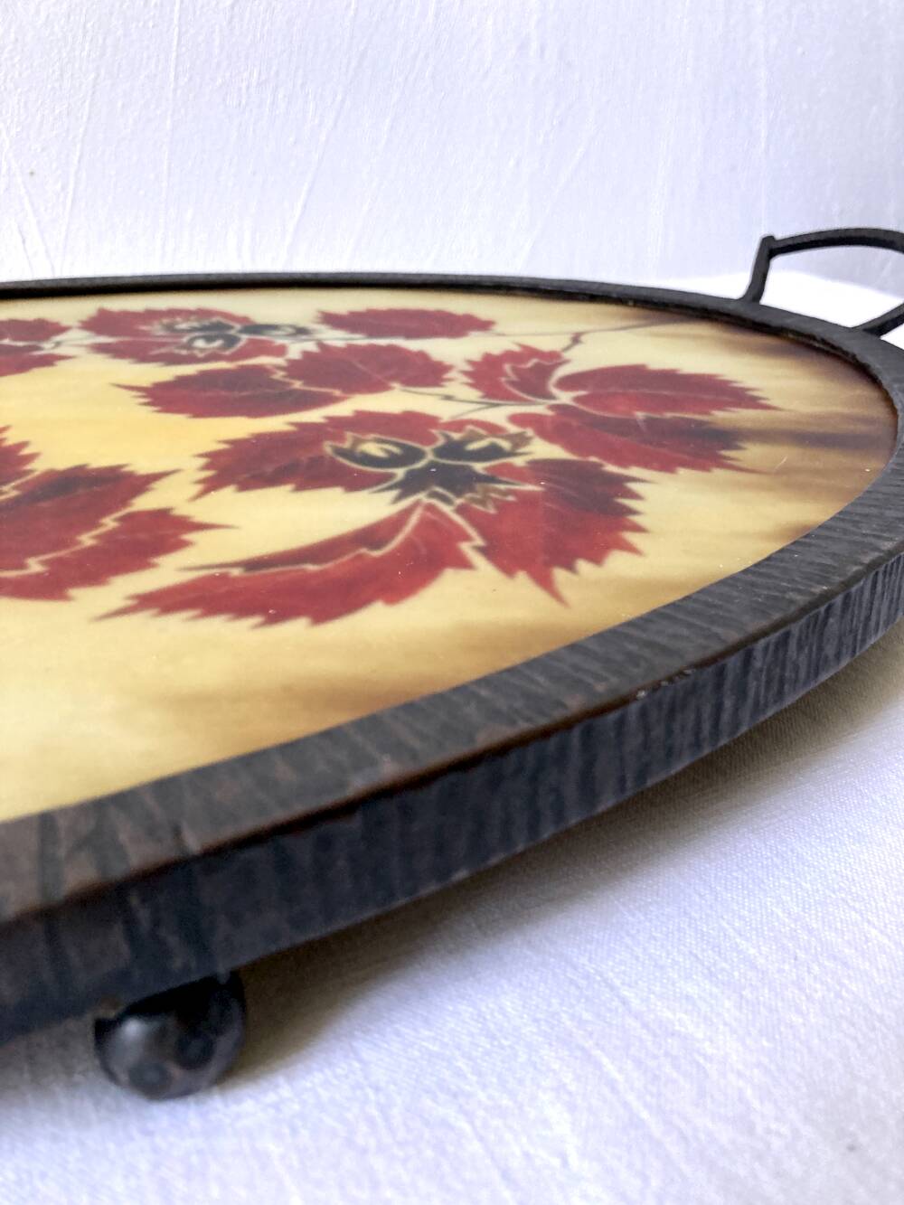 Vintage oval plateau in moulded resin and hammered metal, signed Datty.