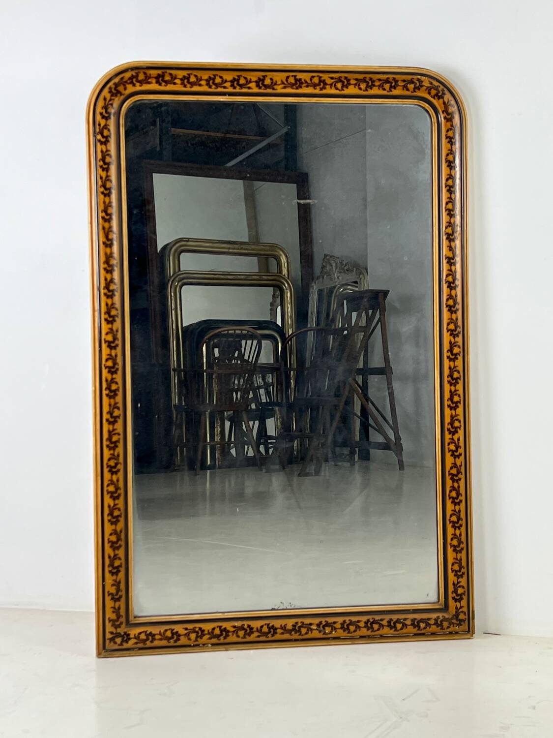 French mirror flower motive