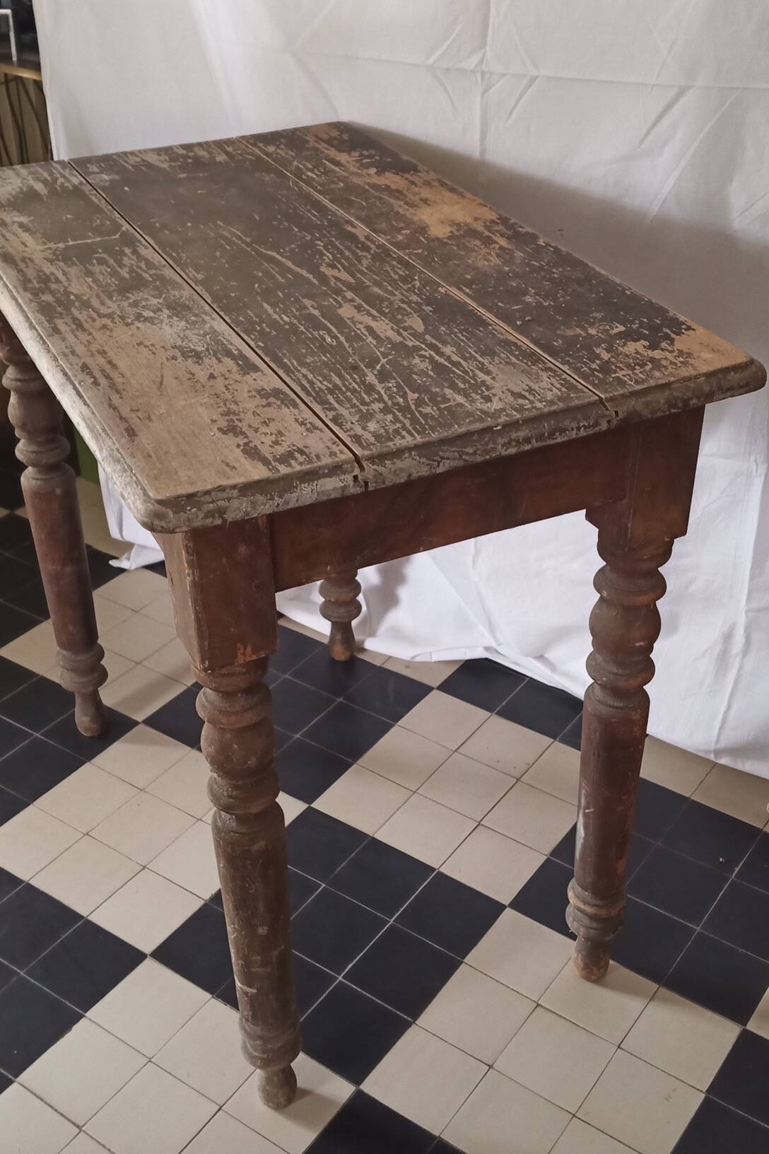 Table with turned legs