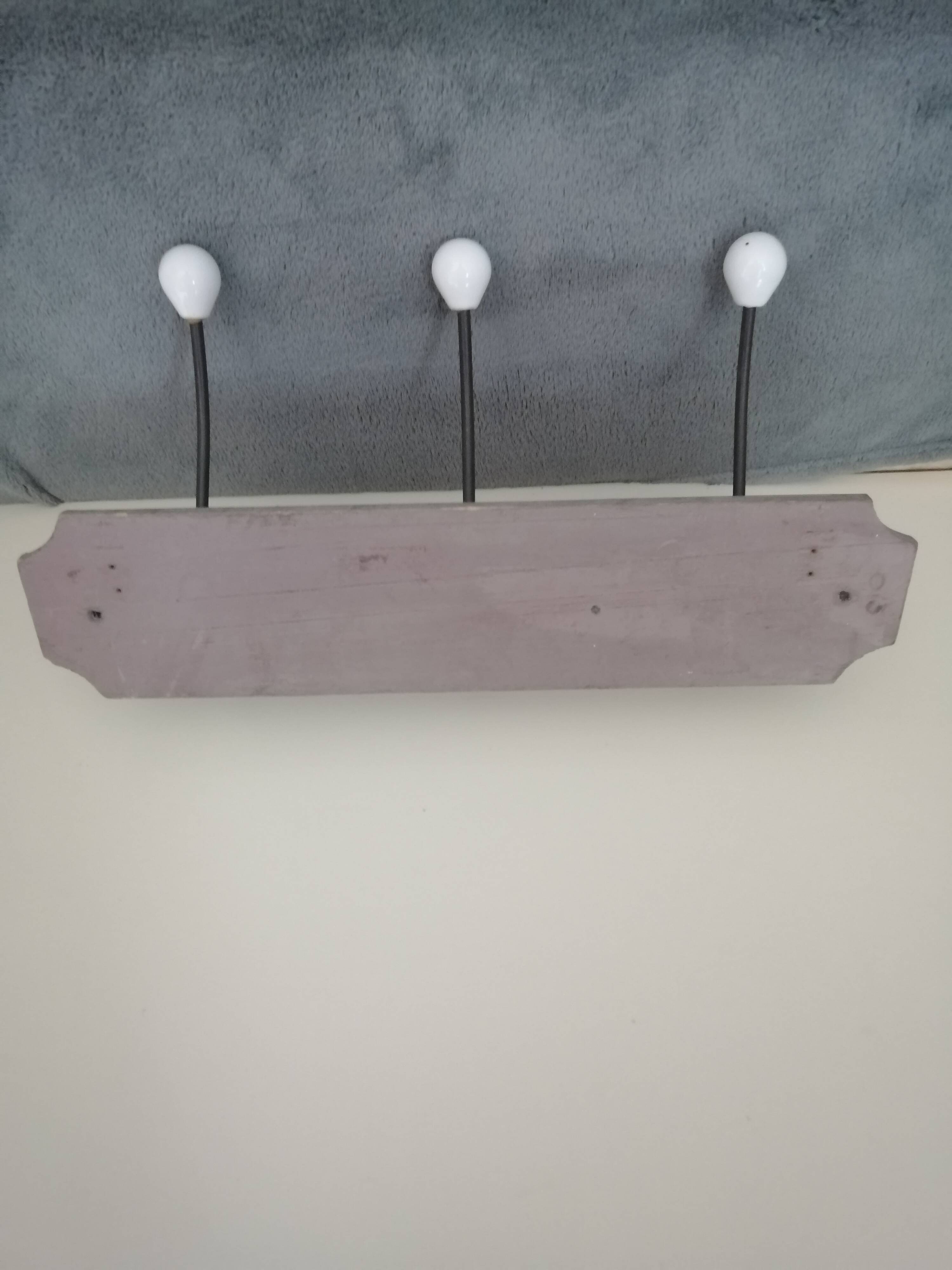 Wall coat rack in wood and porcelain