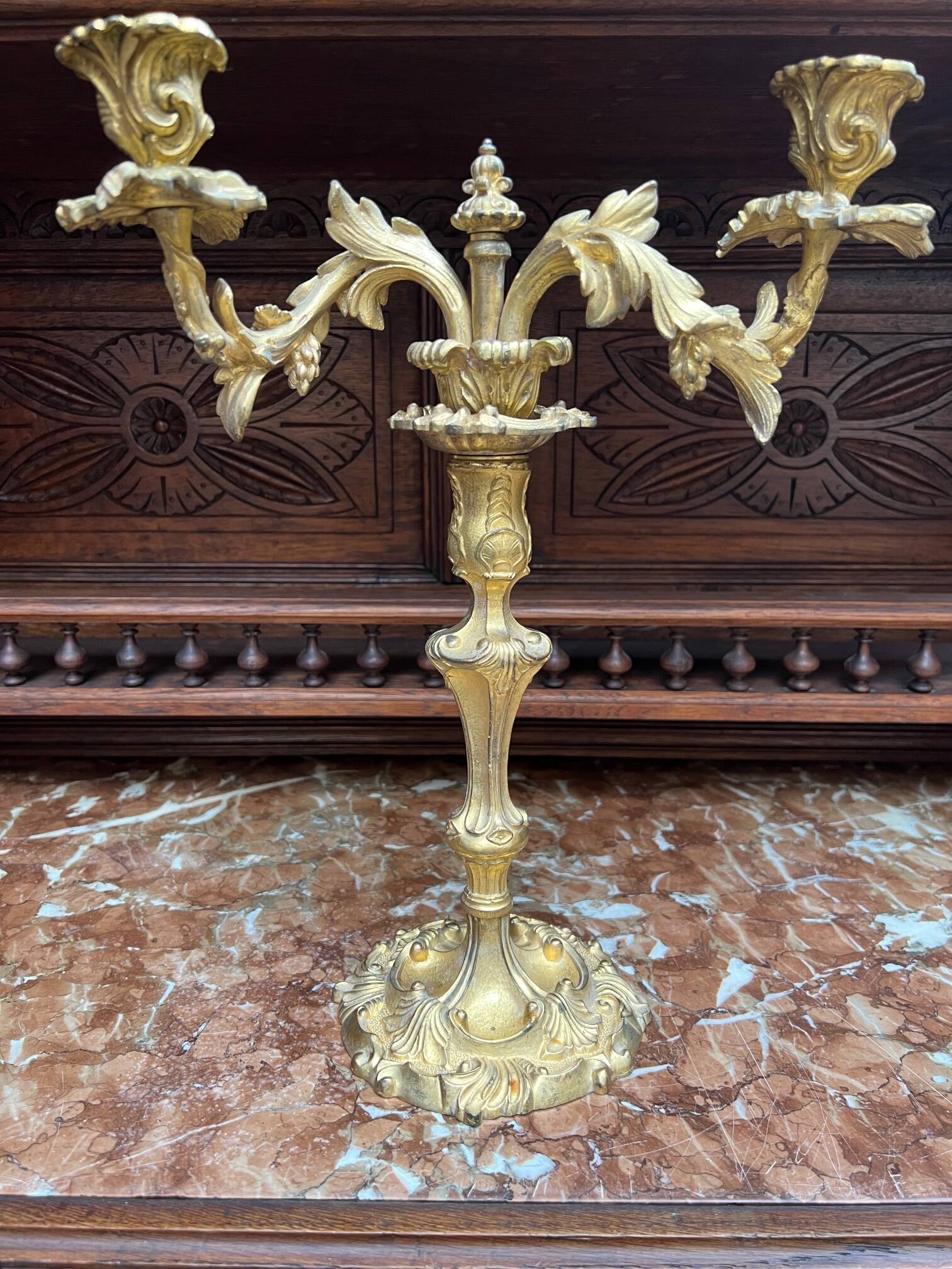 Chandelier de style rococo.