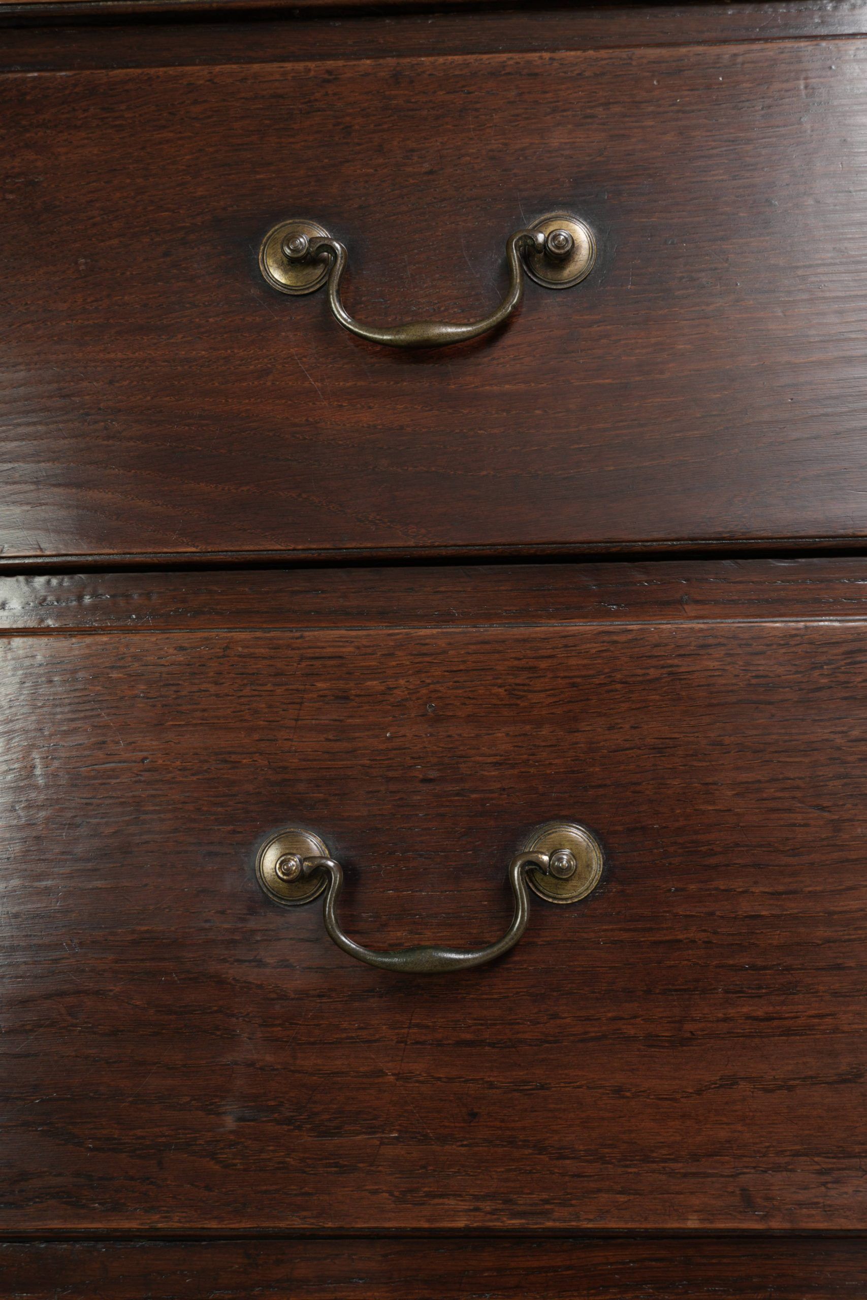 Commode anglaise antique du XVIIIe siècle en chêne.