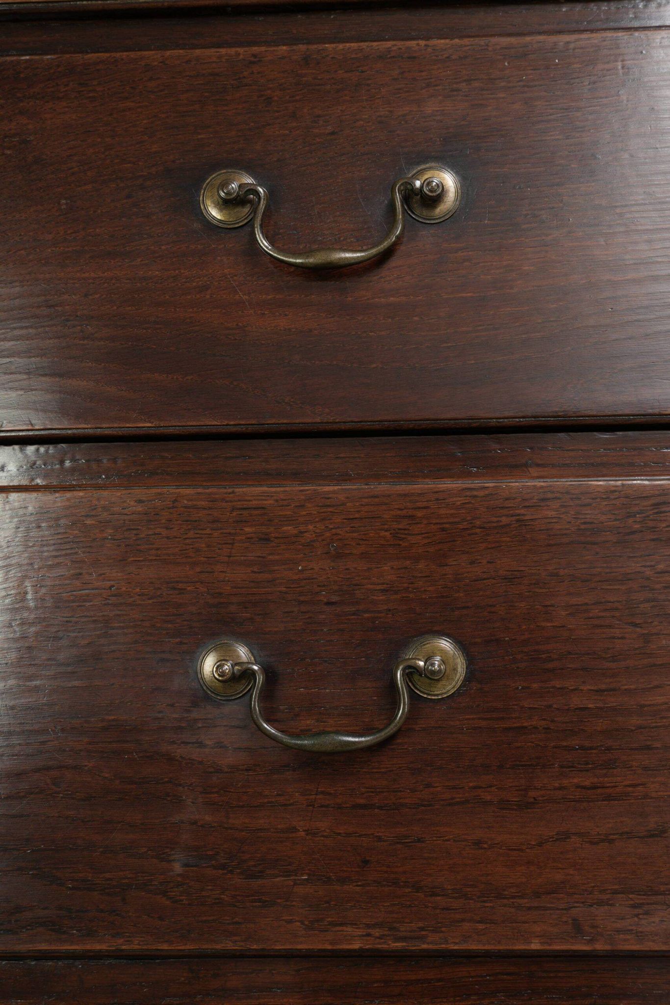 Commode anglaise antique du XVIIIe siècle en chêne.