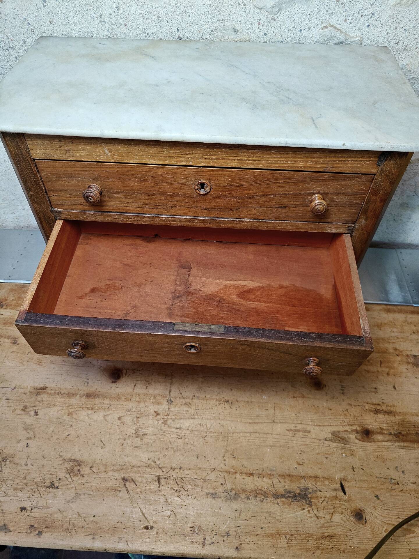 Small miniature table chest in oak and marble.