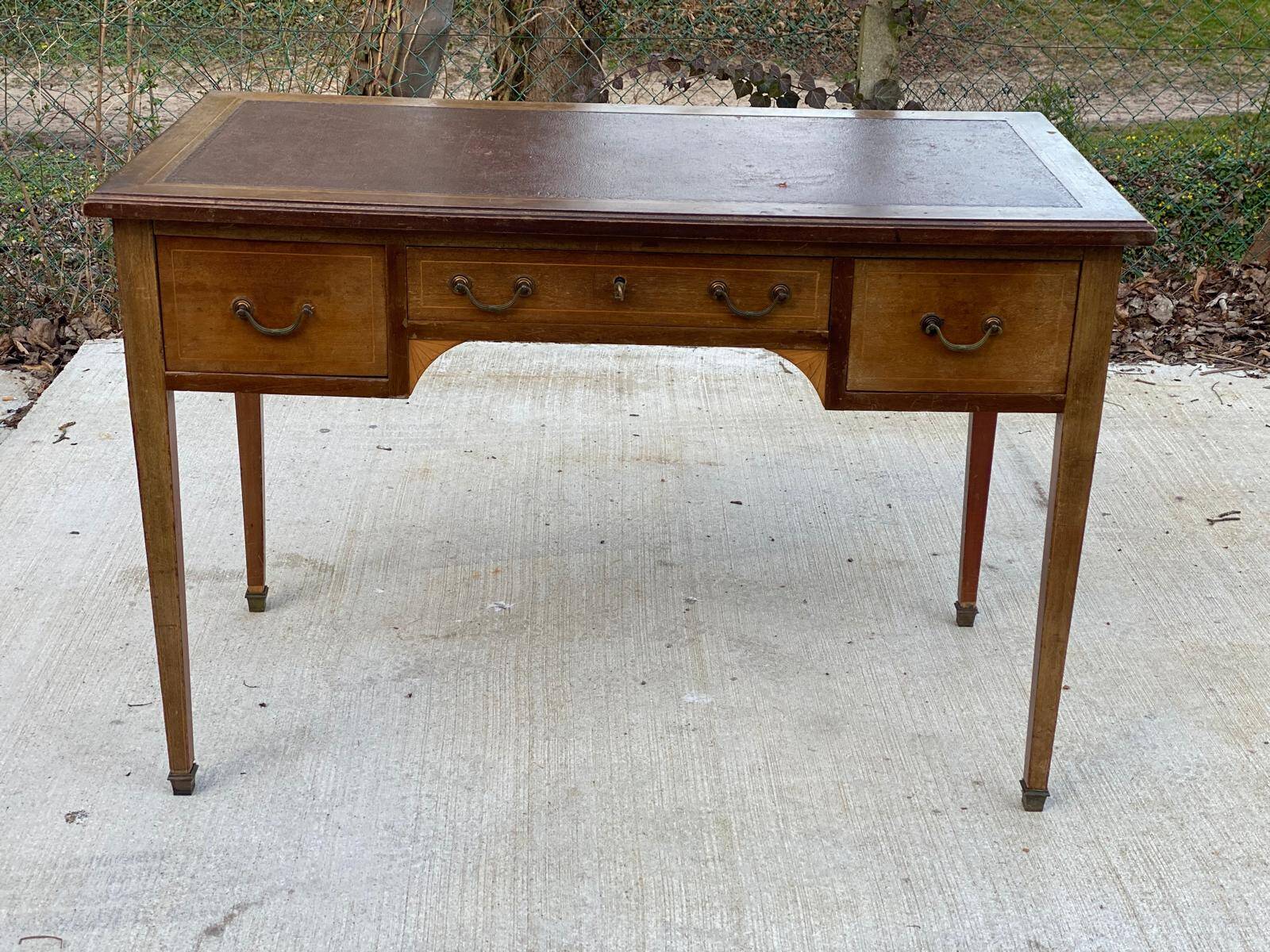 Louis XVI desk in solid wood and burgundy leather