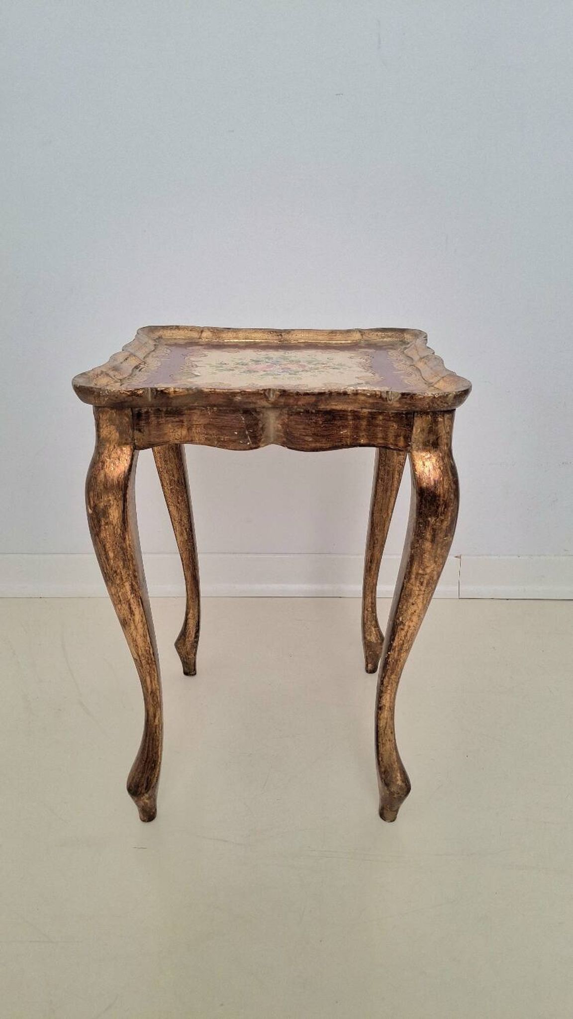 Table d'appoint en bois doré florentin italien du milieu du siècle avec peinture à la main F