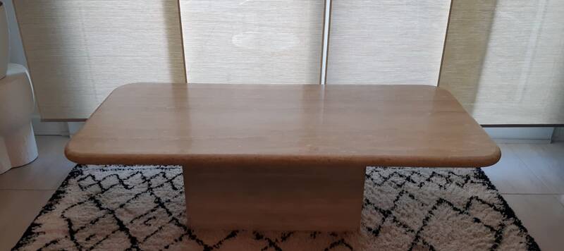Table basse en travertin beige clair polie.