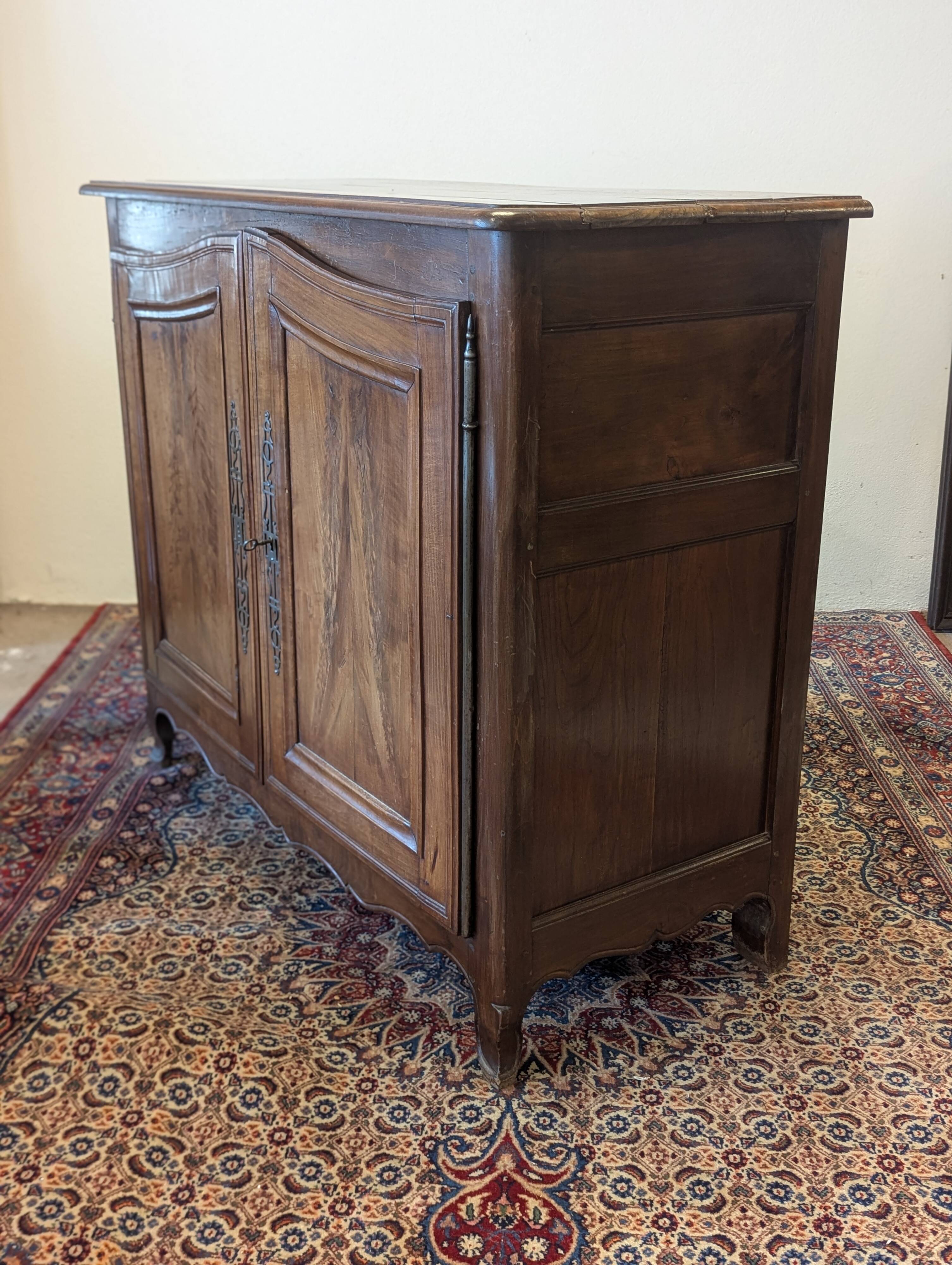 Small oak and knot buffet