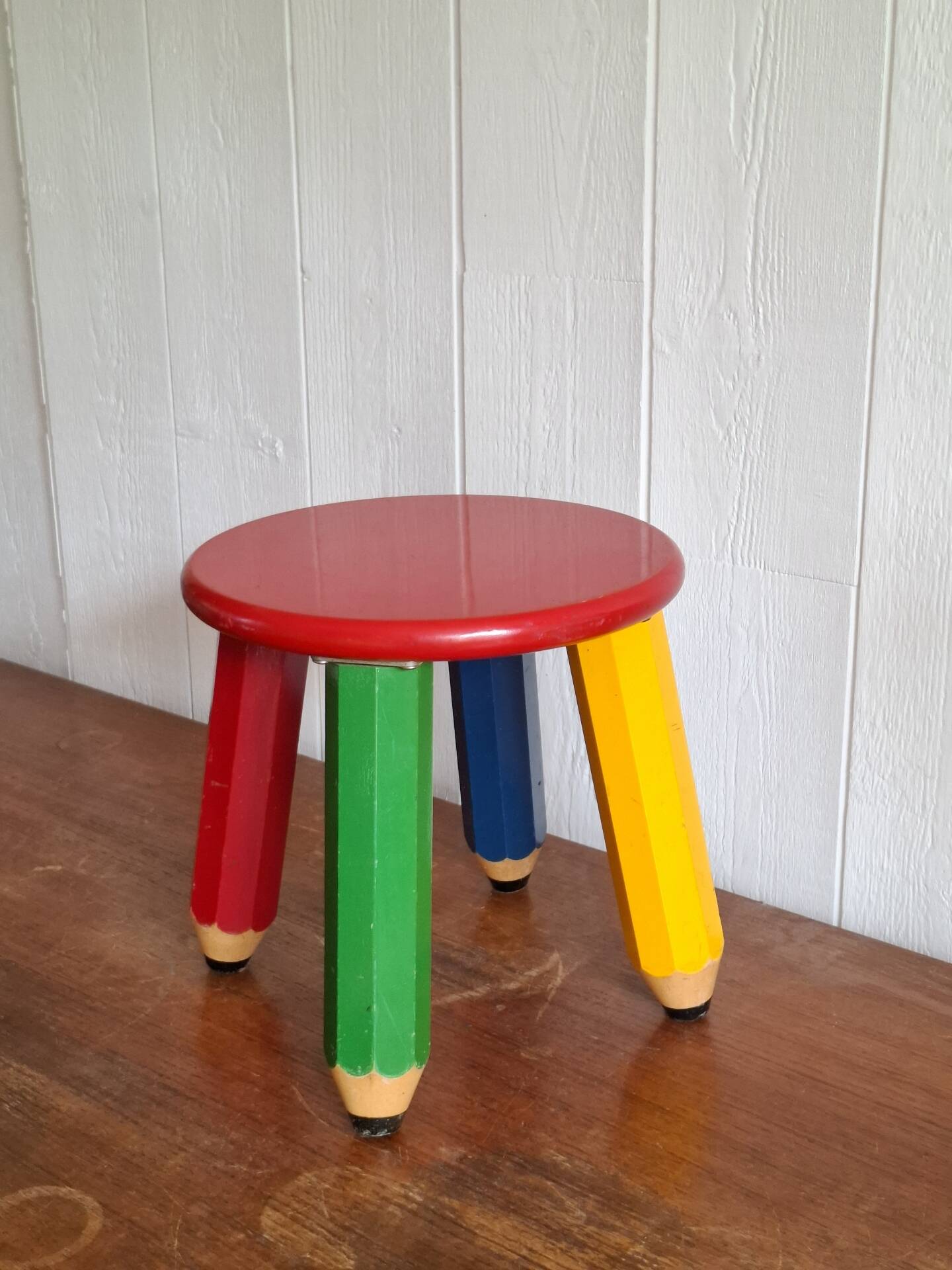 Tabouret crayon Memphis