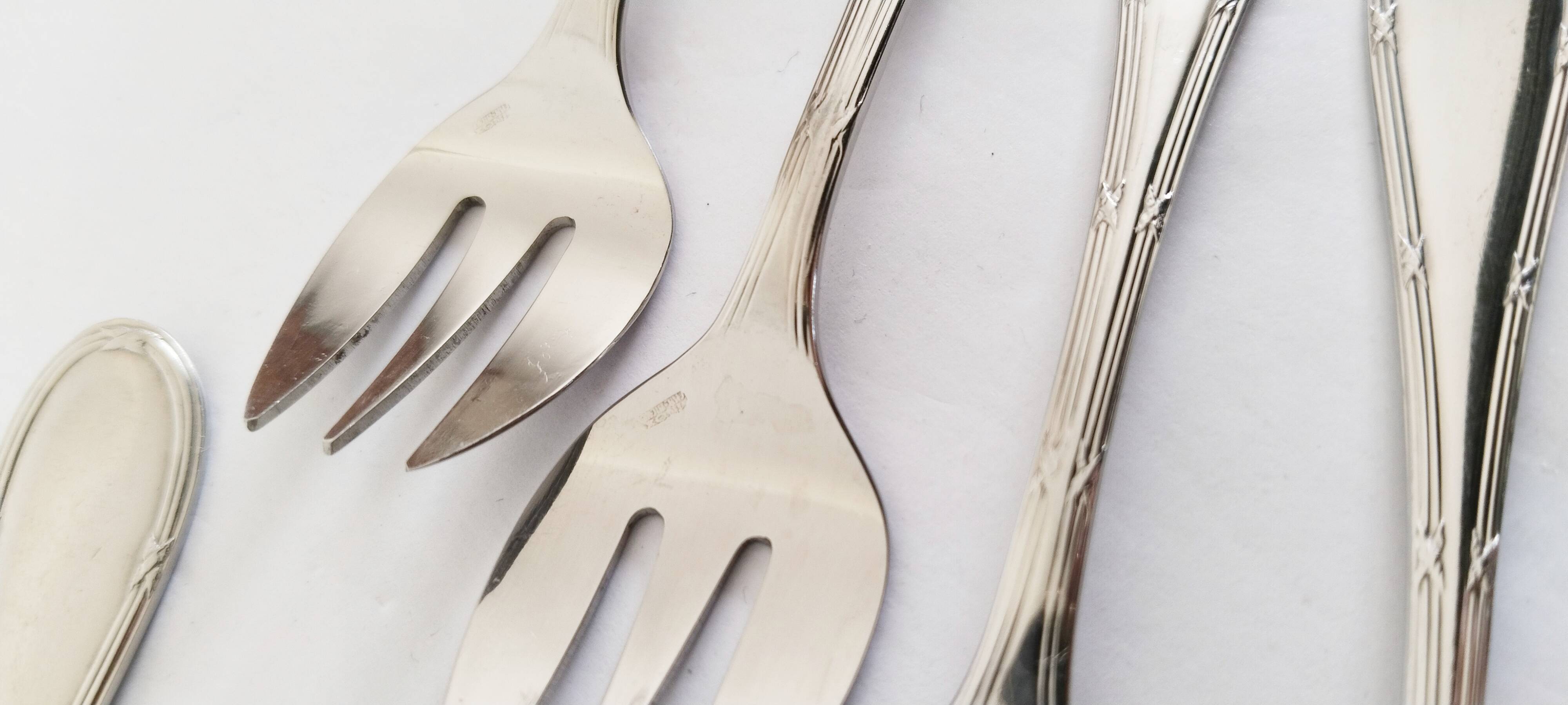 Oyster or dessert forks, ribbons, silver-plated metal