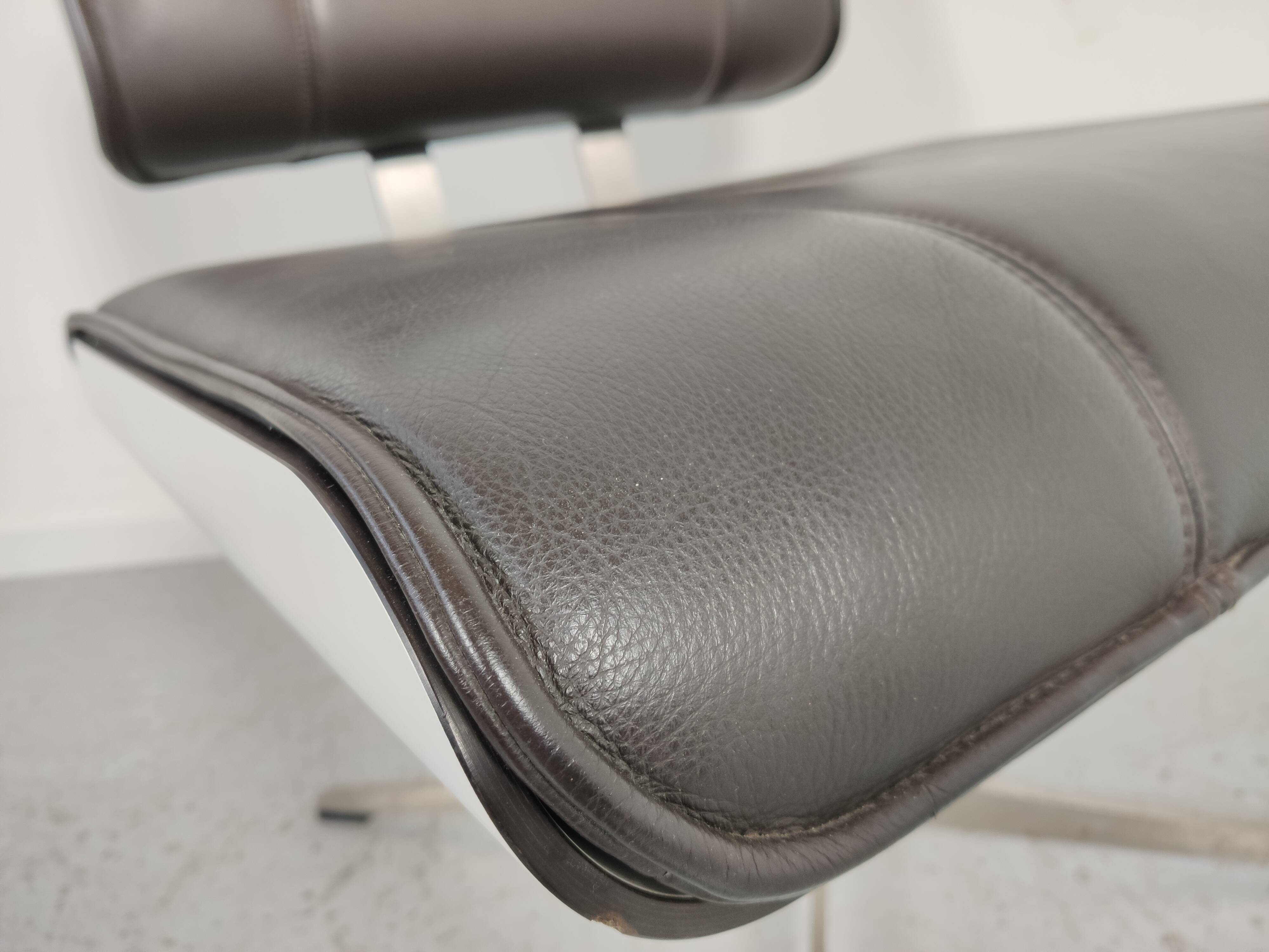 Paire de fauteuils cuir design années 90