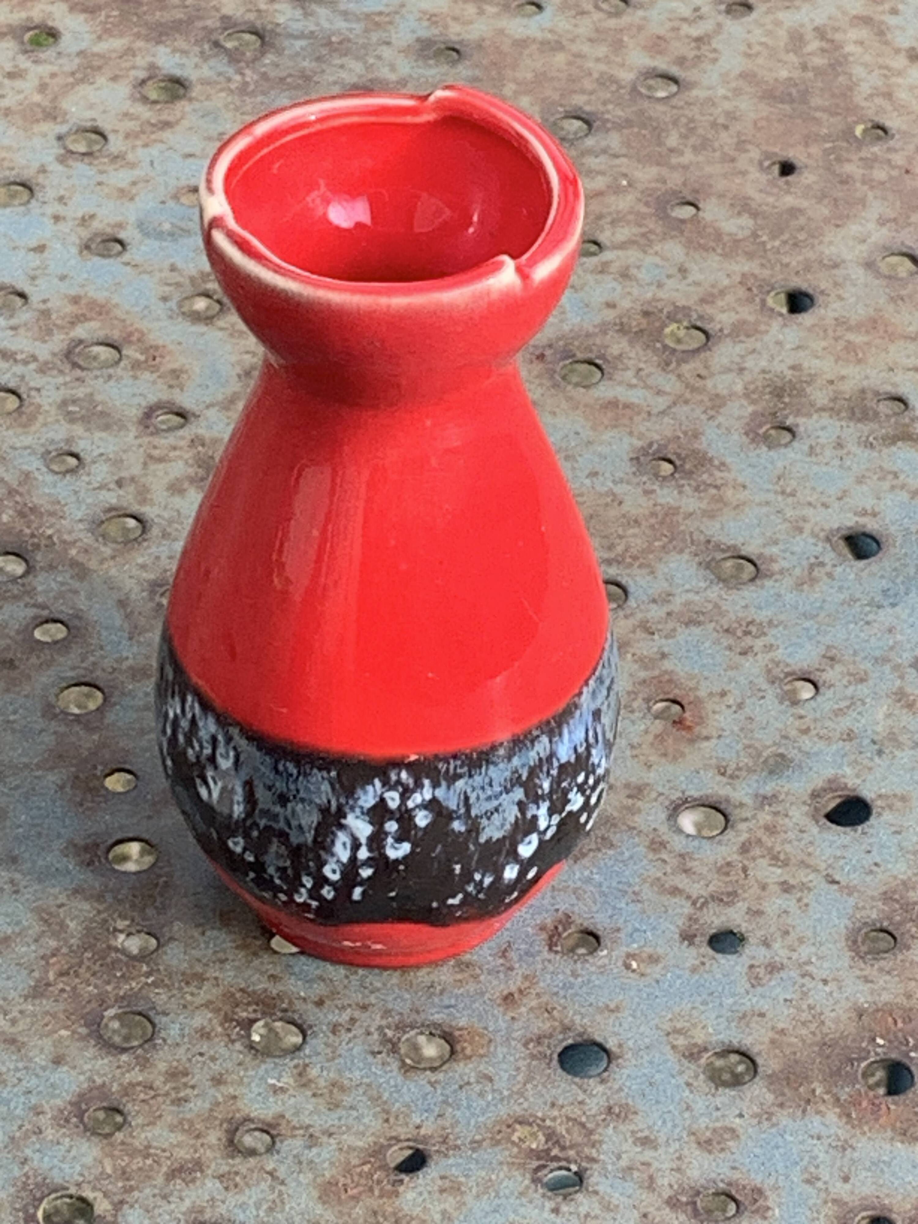 Set of two vases, soliflores in designer red and gray enameled ceramic, Vallauris style