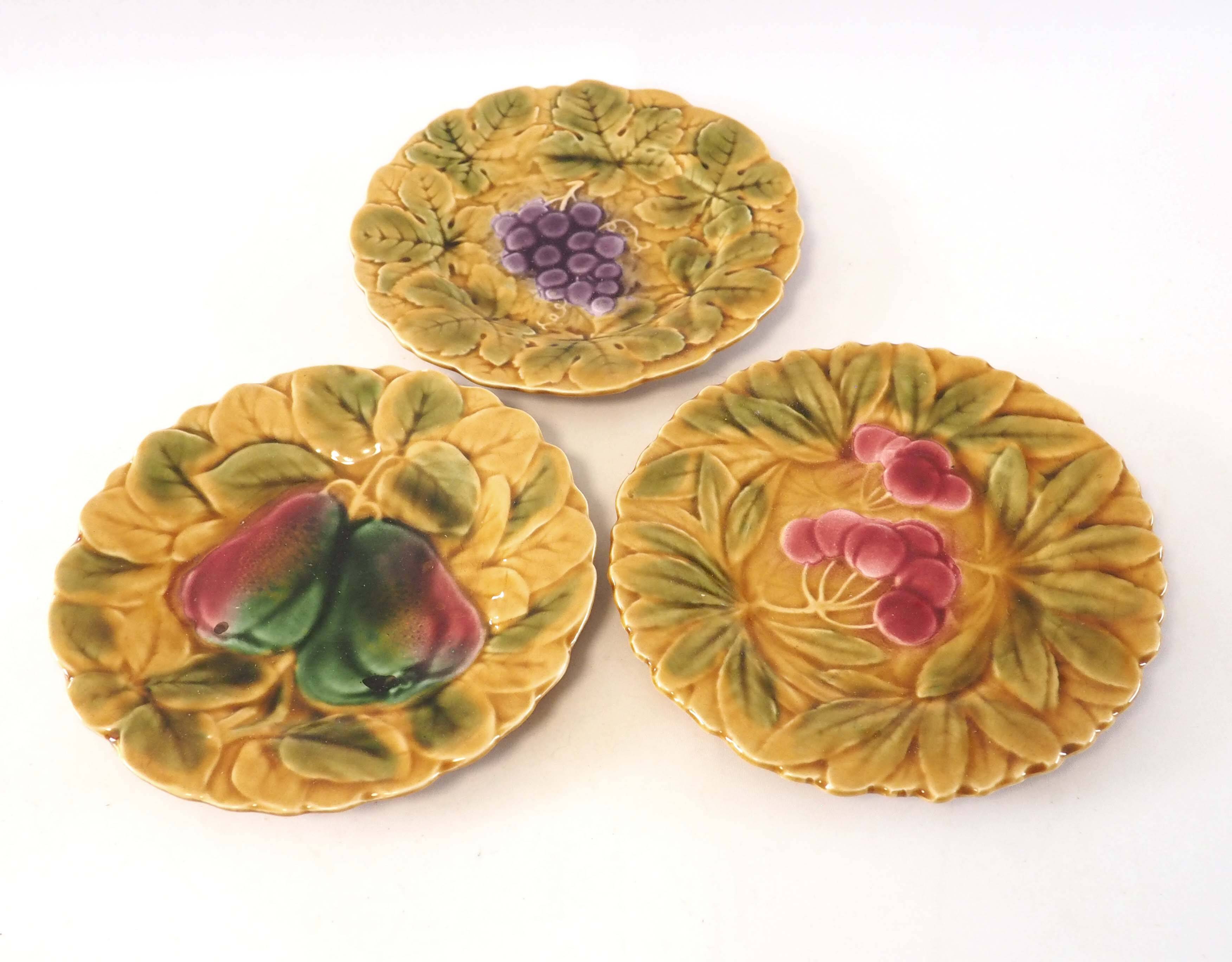 Série de 3 assiettes barbotines fruits