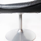 Fauteuil avec tabouret recouvert de cuir noir de design danois, années 1970