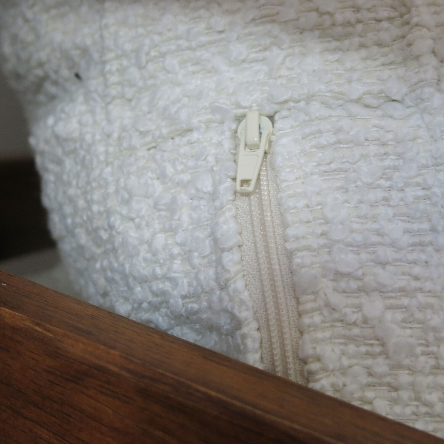 Fauteuil bois et tissu bouclette blanc crème