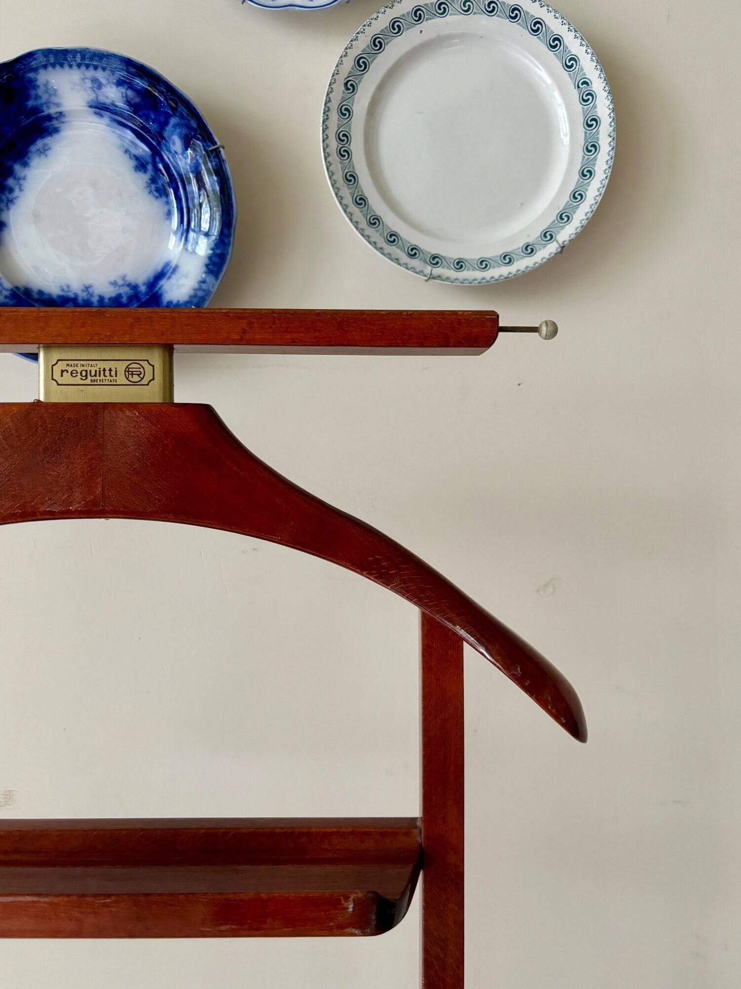 Reguitti valet on casters in dark wood