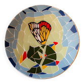 Assiette originale décorée de céramique couleur avec la technique moderniste catalan trencadís