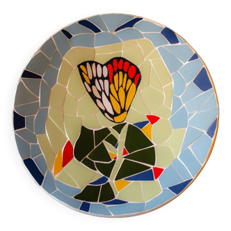 Assiette originale décorée de céramique couleur avec la technique moderniste catalan trencadís