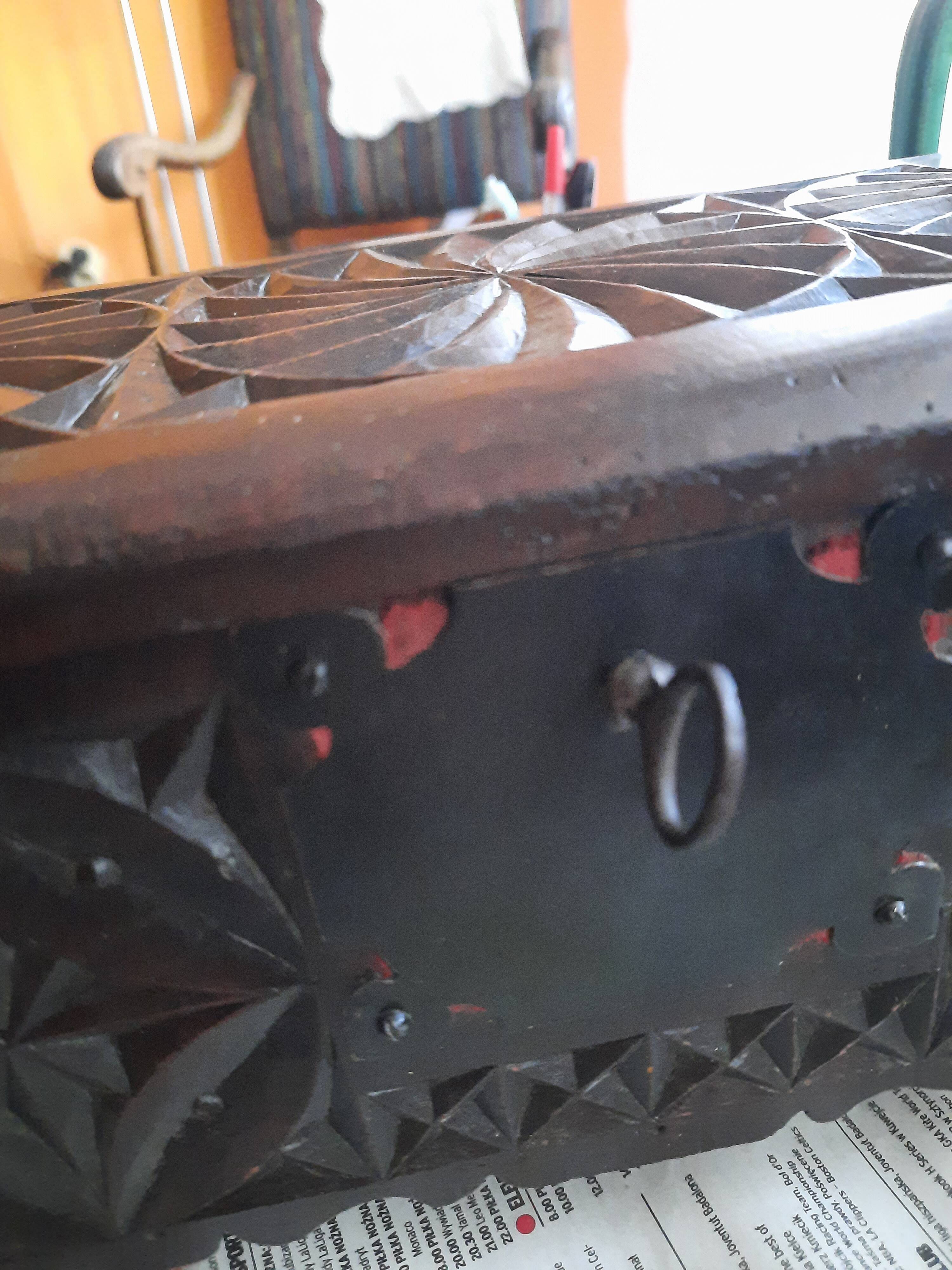 Coffret en bois sculpté