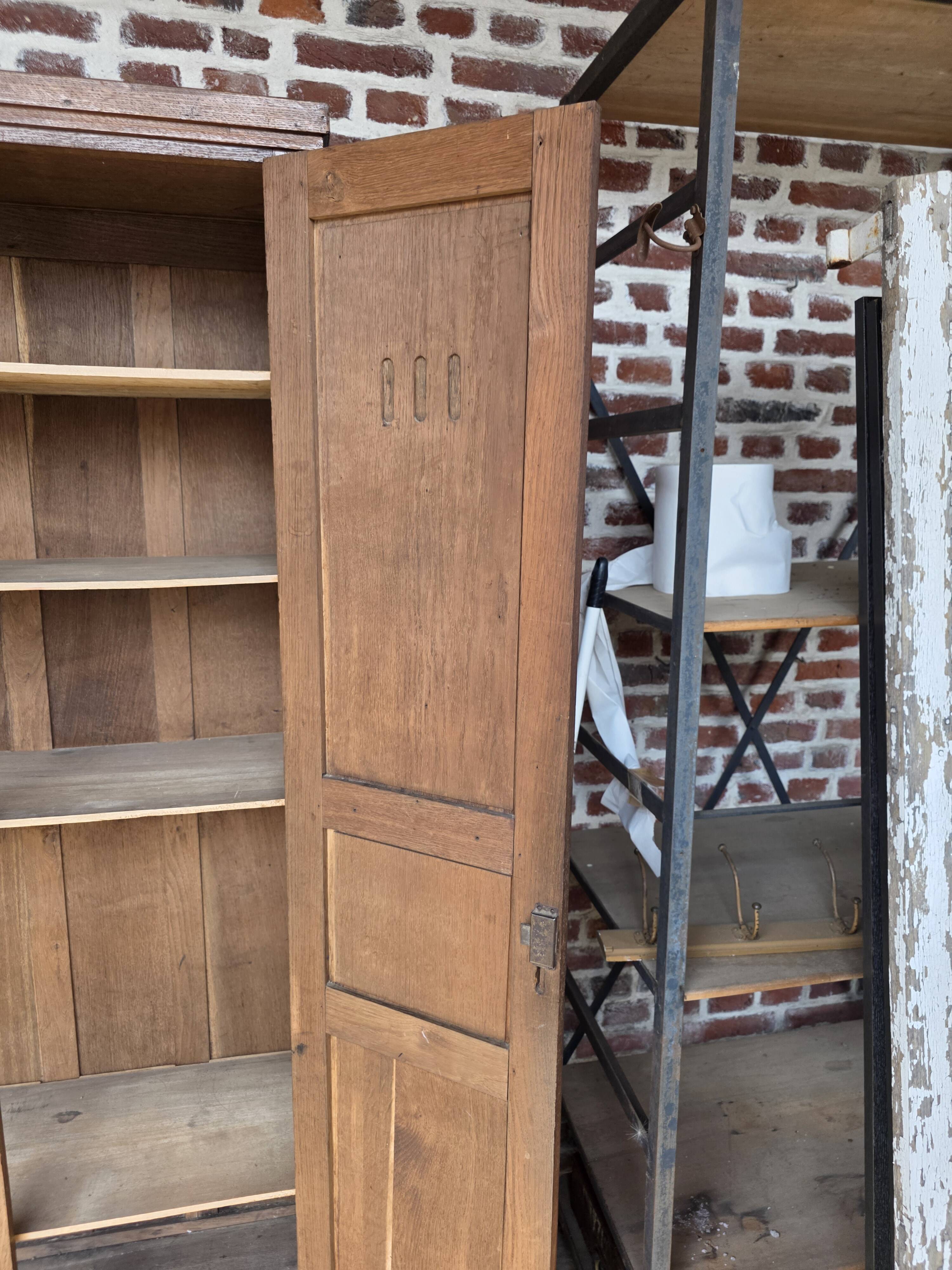 Armoire parisienne ancienne en chêne
