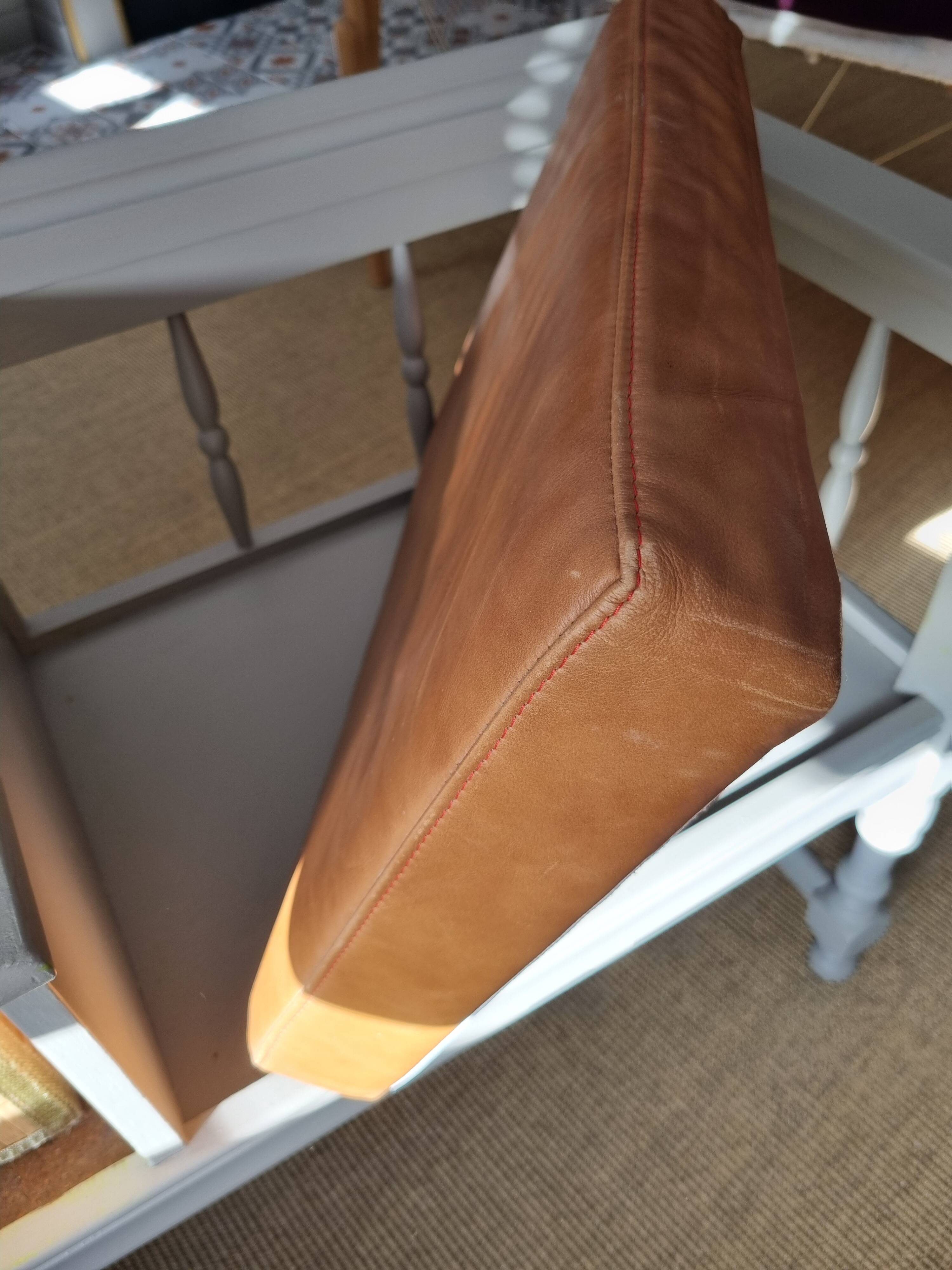 Banc téléphone et son siège cuir camel