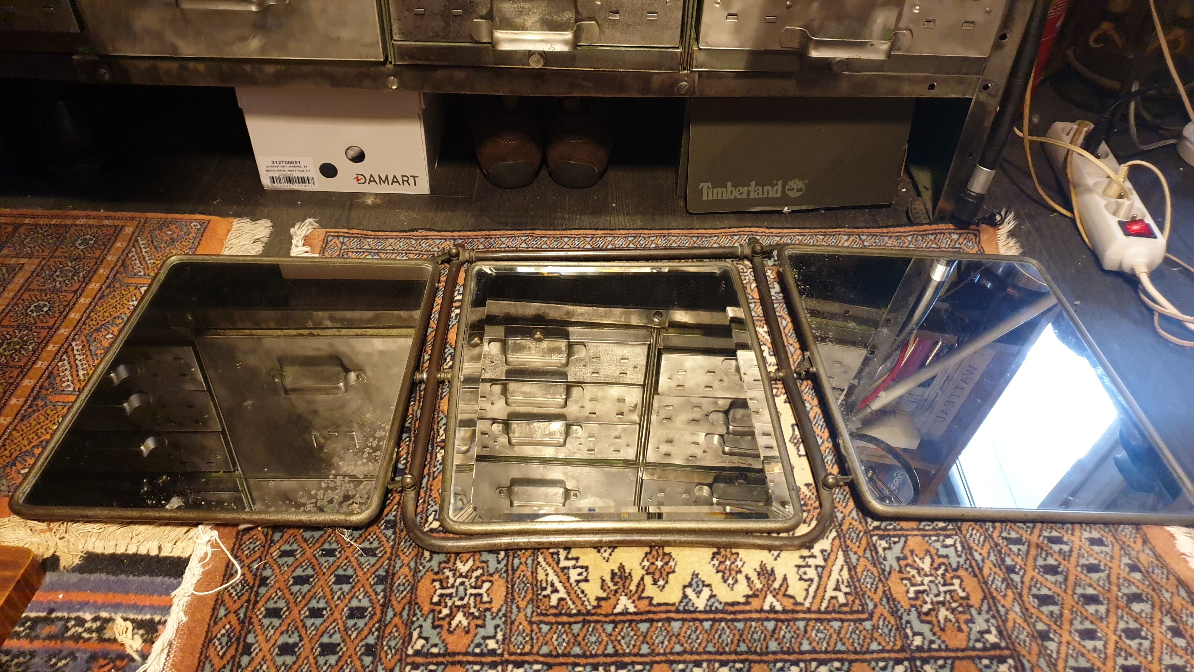 Hairdresser's mirror