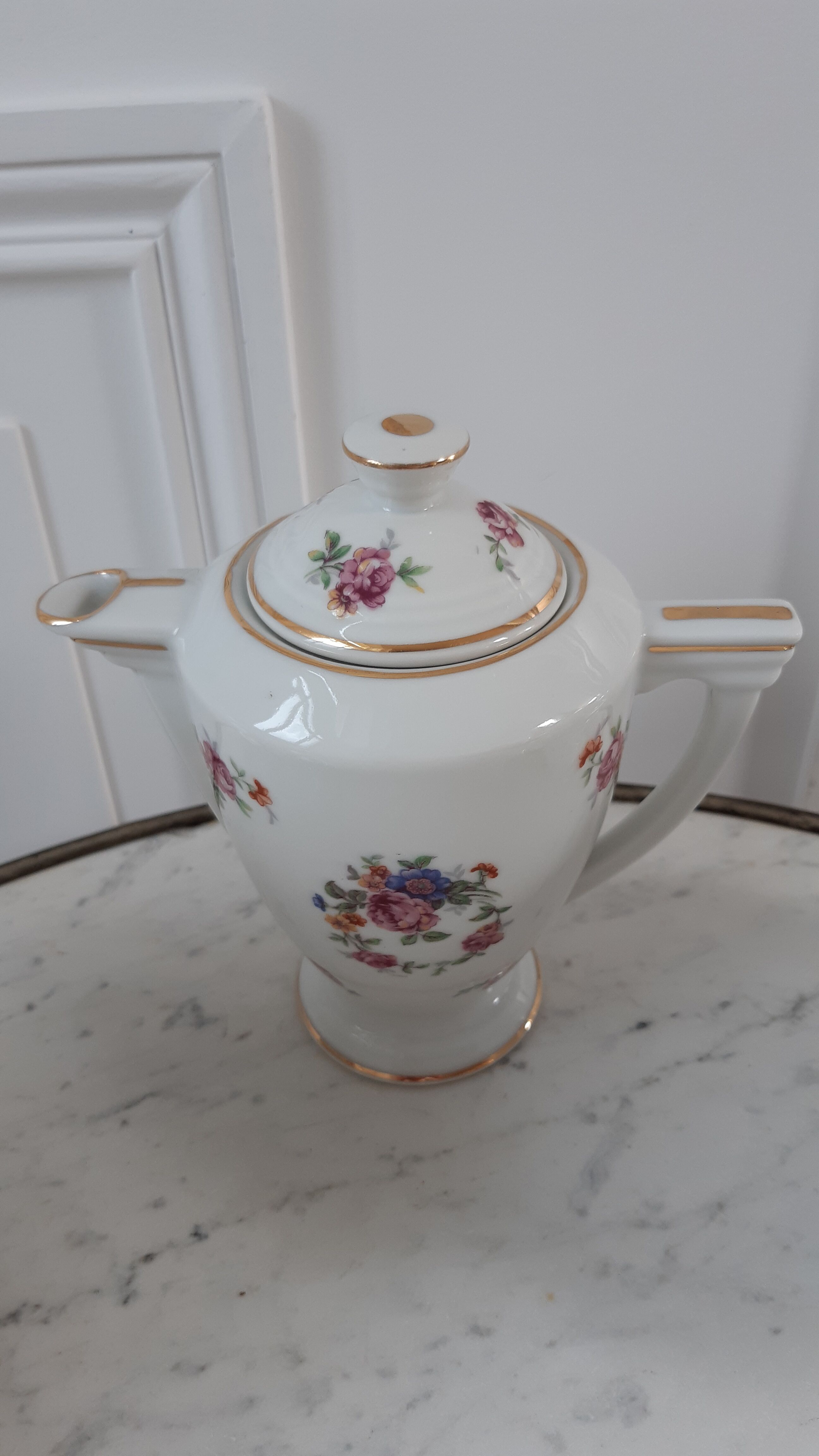 Service à café composé d'une cafetière et de 6 tasses et sous-tasses Limoges "Pallas" début XXème
