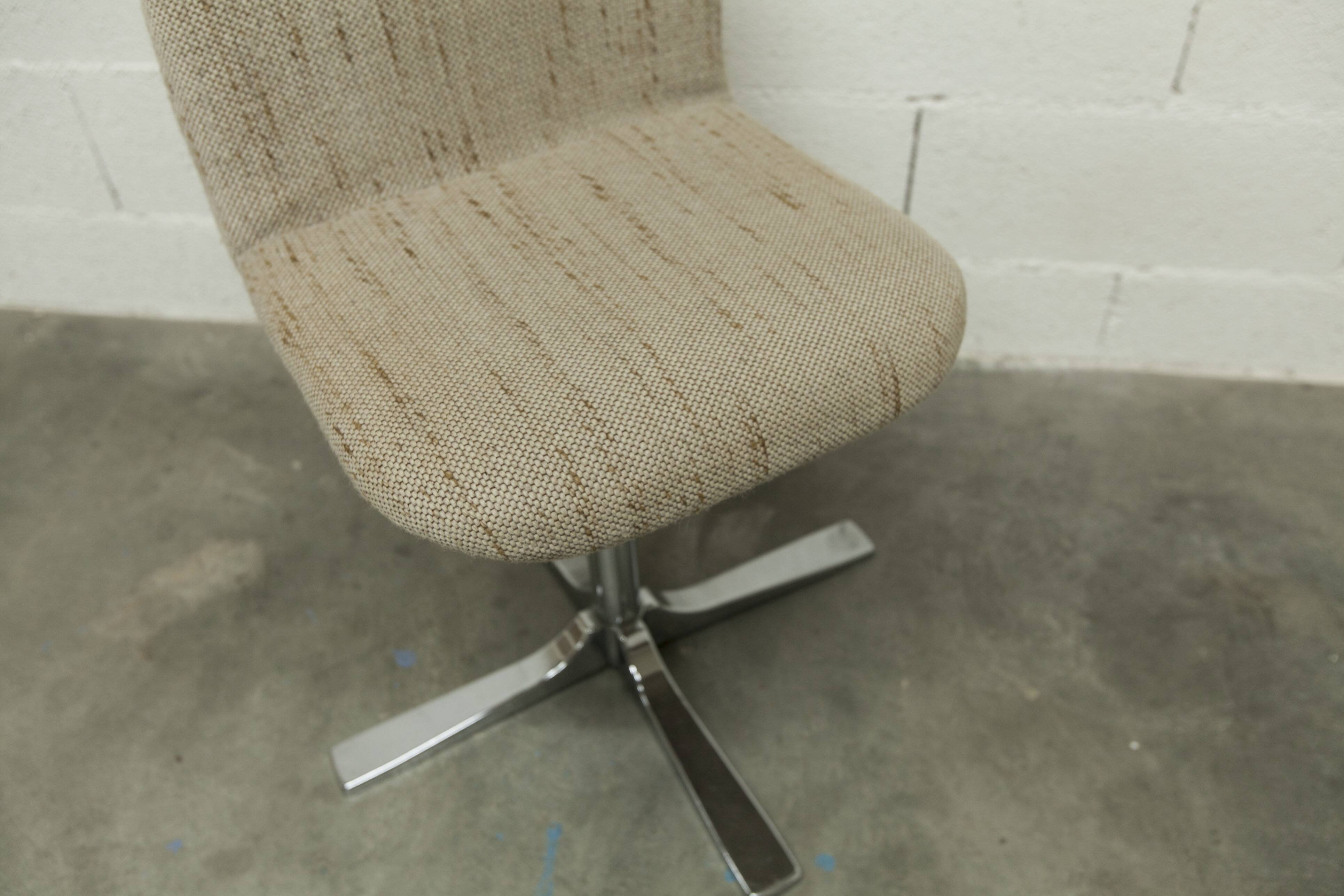 Swivel chair in chrome and clean, sturdy patterned fabric from the 1970s.