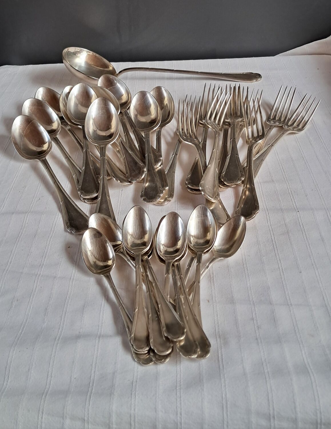 37-piece cutlery set in the liner style