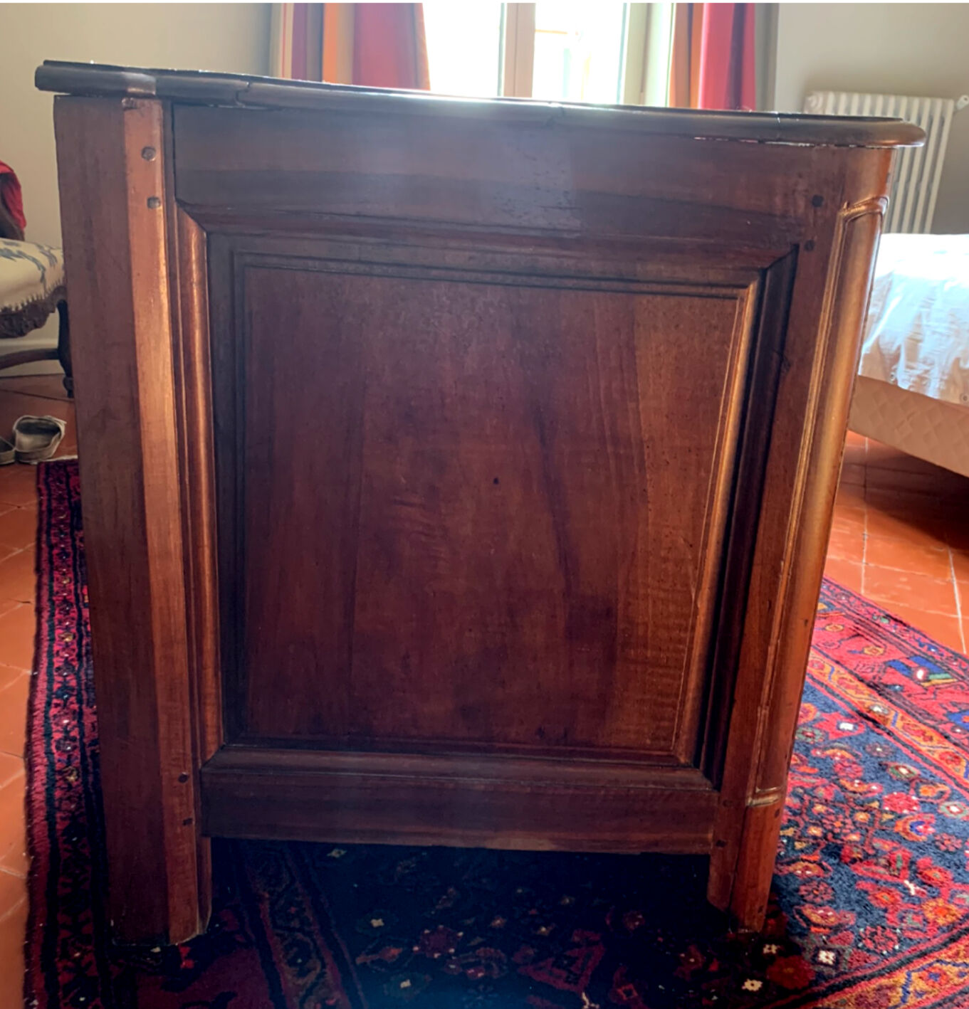 Blond walnut chest of drawers with three drawers. XVIIIth century