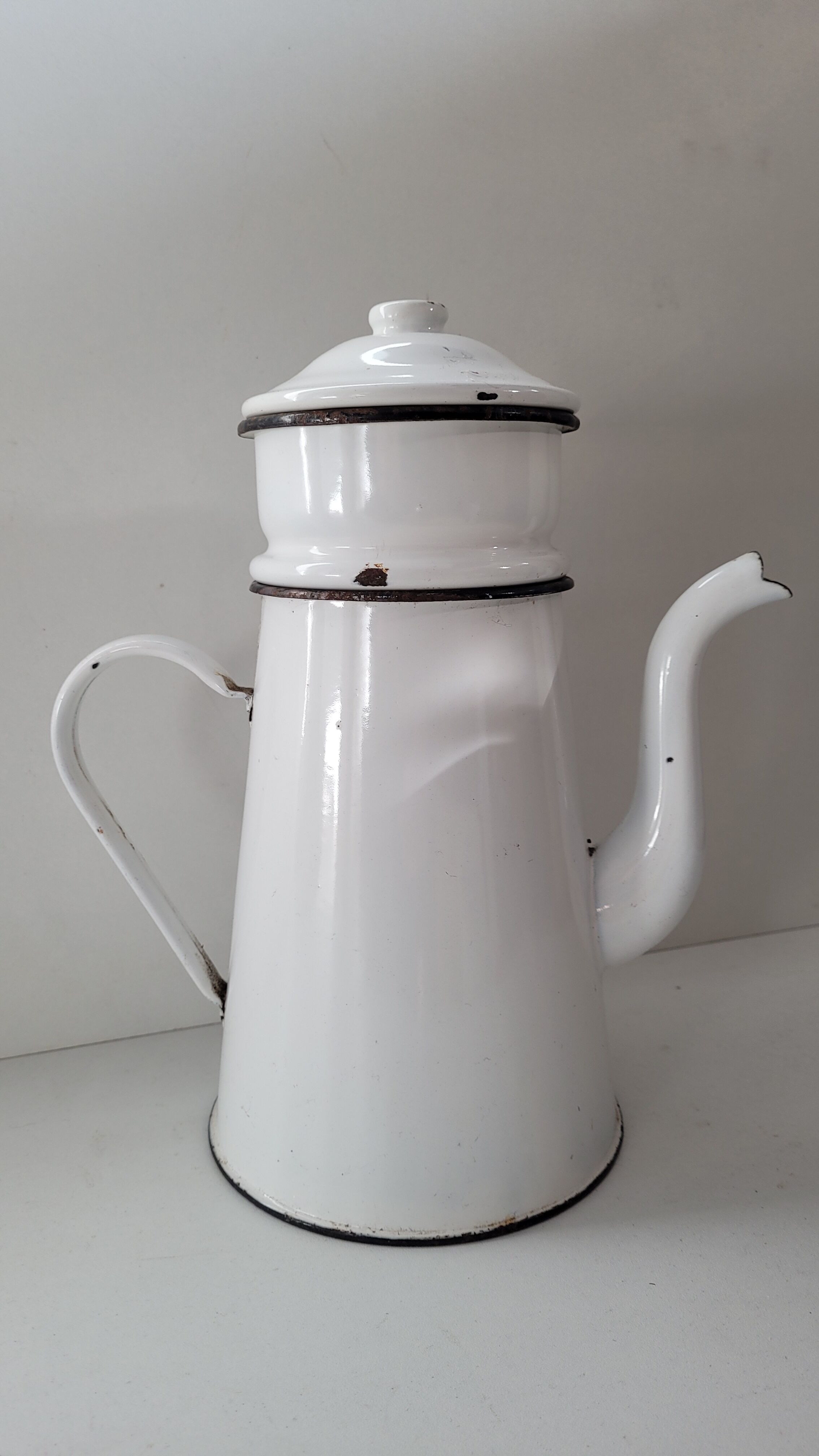 White enamelled teapot coffee maker