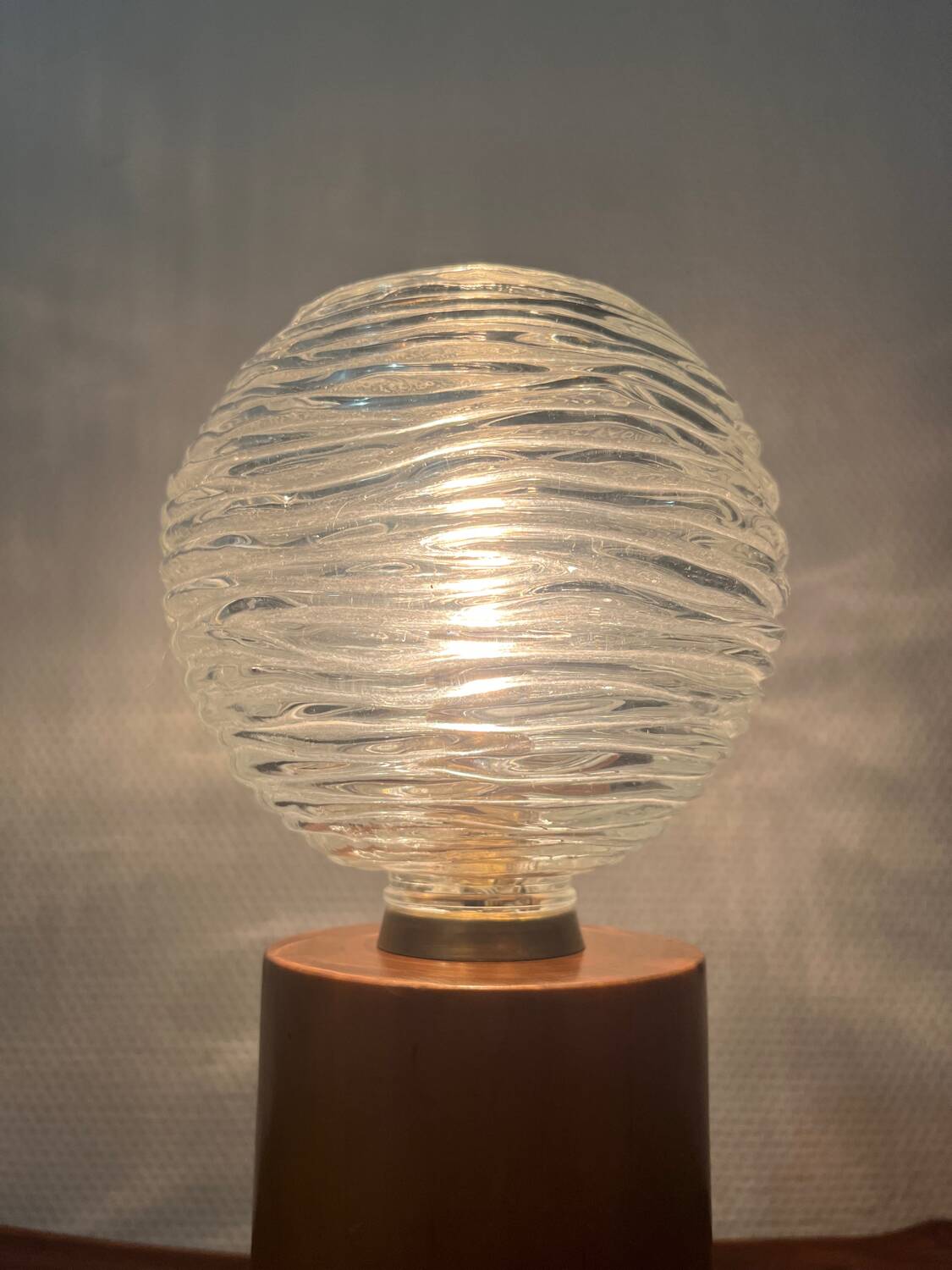 Cylindrical base lamp in solid wood and chiseled glass globe