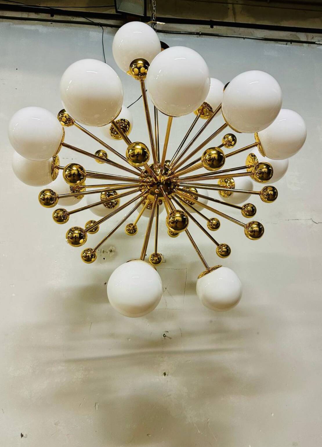 Lampadario Sputnik vintage in ottone e vetro opalino, Italia, anni '70