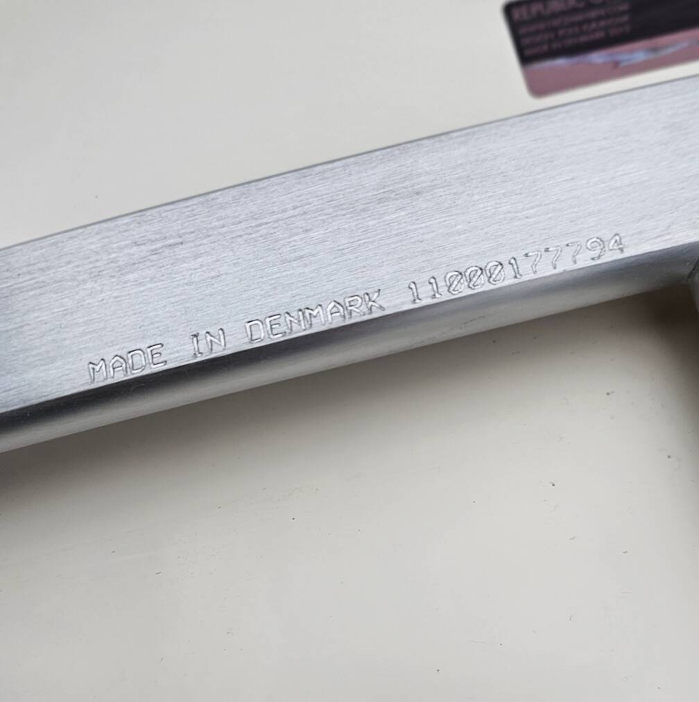 Designed by Poul Kjærholm / 1978/2007  White shell / white leather