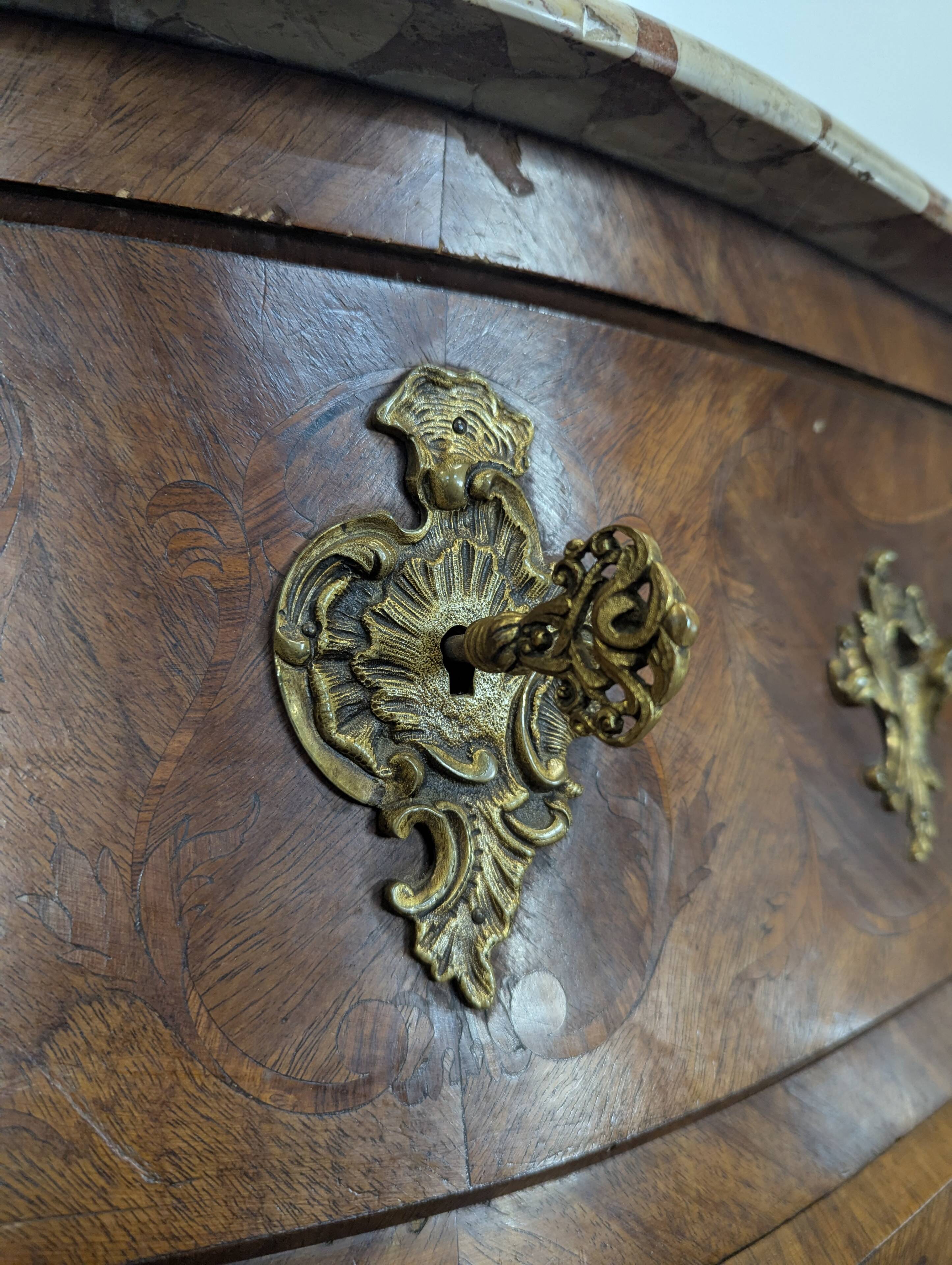 Commode tombeau de style Régence fin XIXème