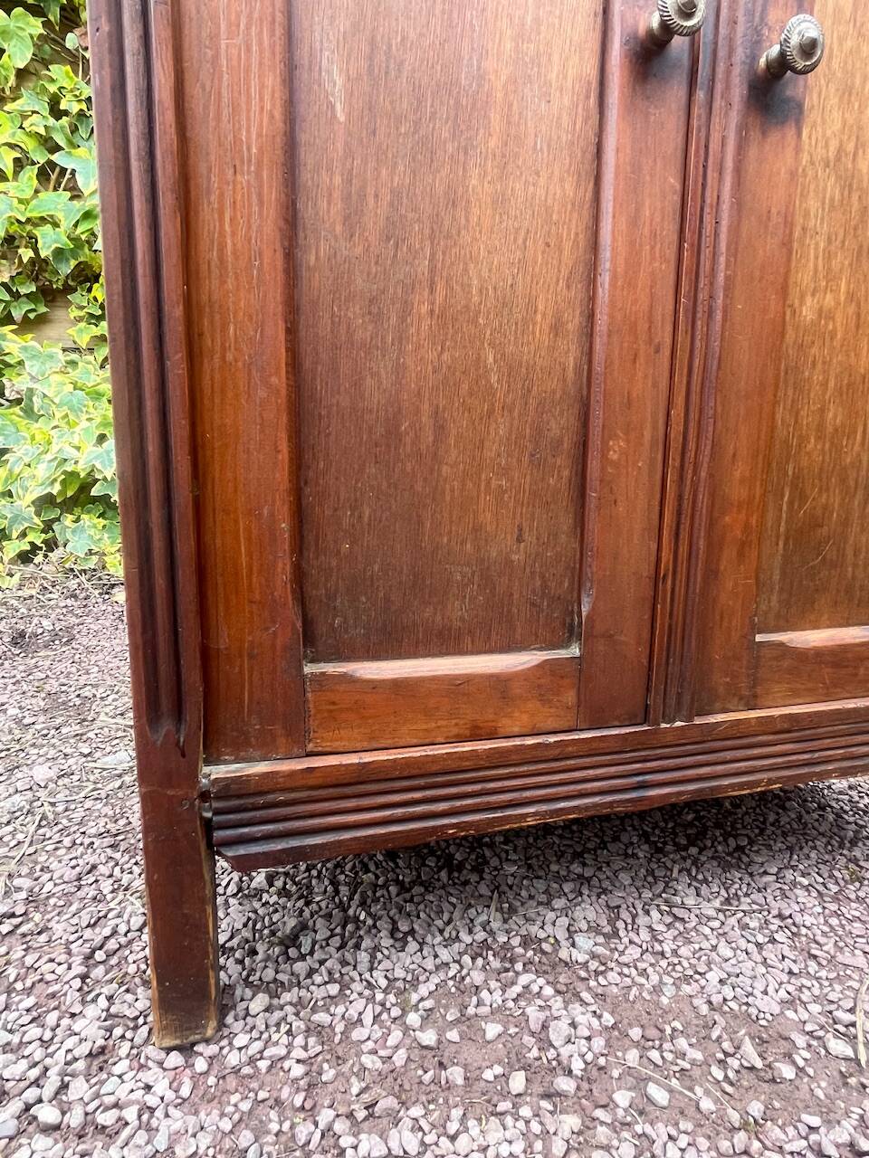 Small cabinet with 2 doors
