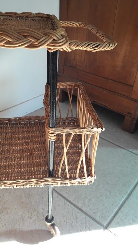 Wheels serving table