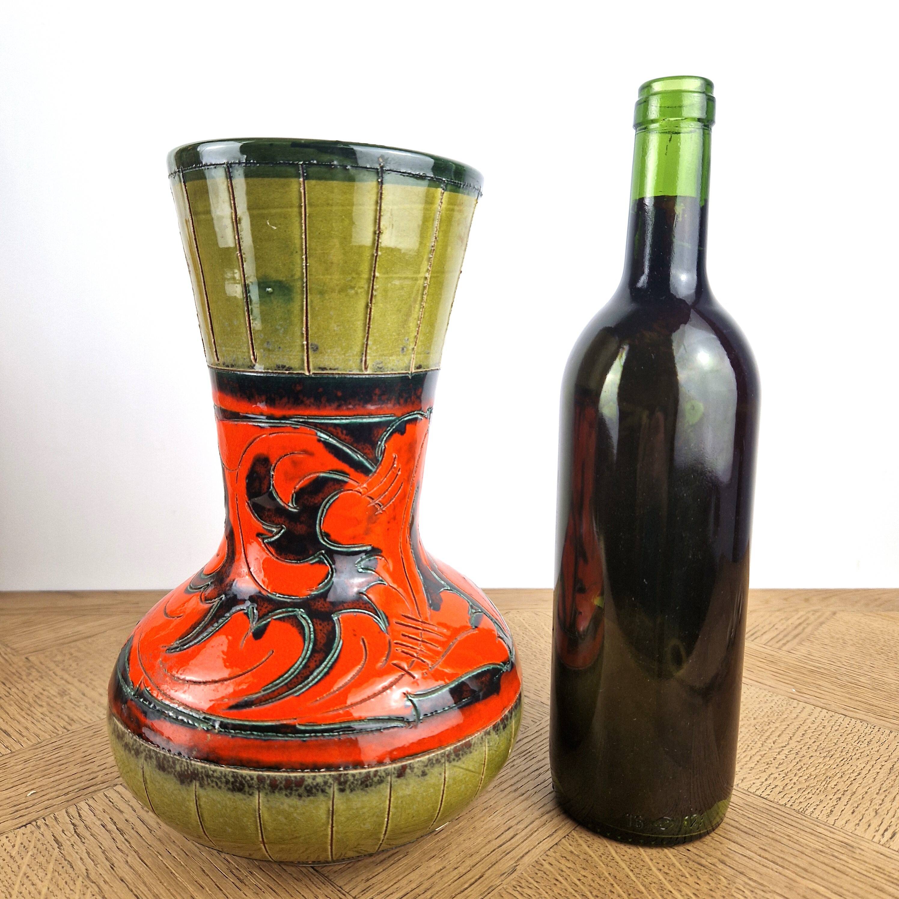 Large Sgraffito vase, structured ceramic from the 1950s.