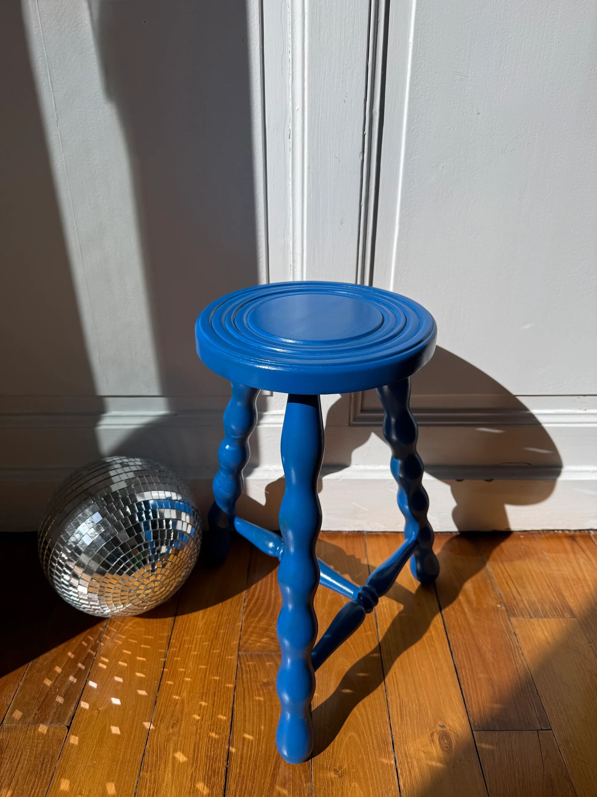 Tabouret tripode en bois bleu