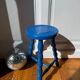 Tabouret tripode en bois bleu