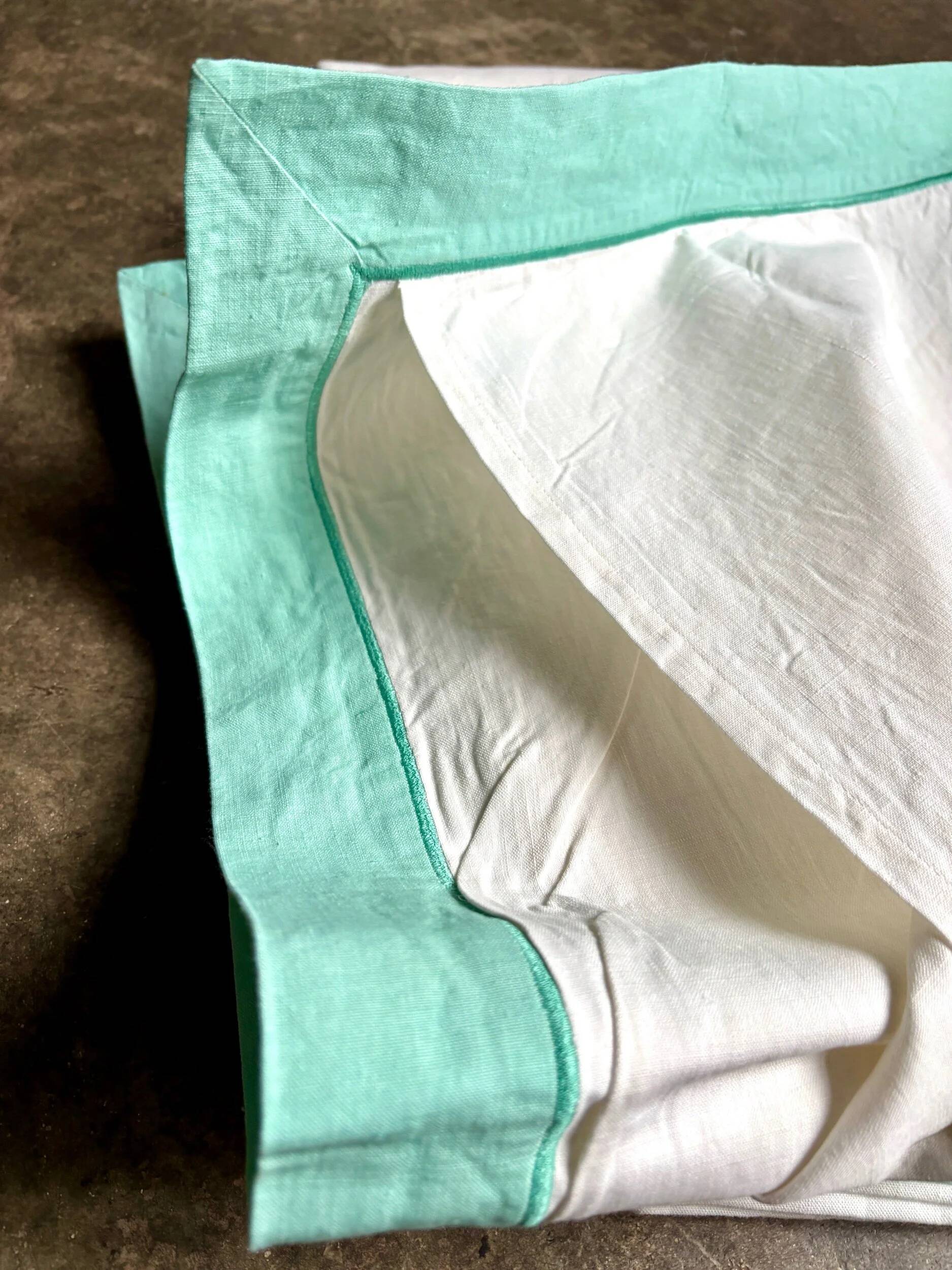 Descamps cotton sheet and pillowcases, green and white ☐ 240 x 340 cm