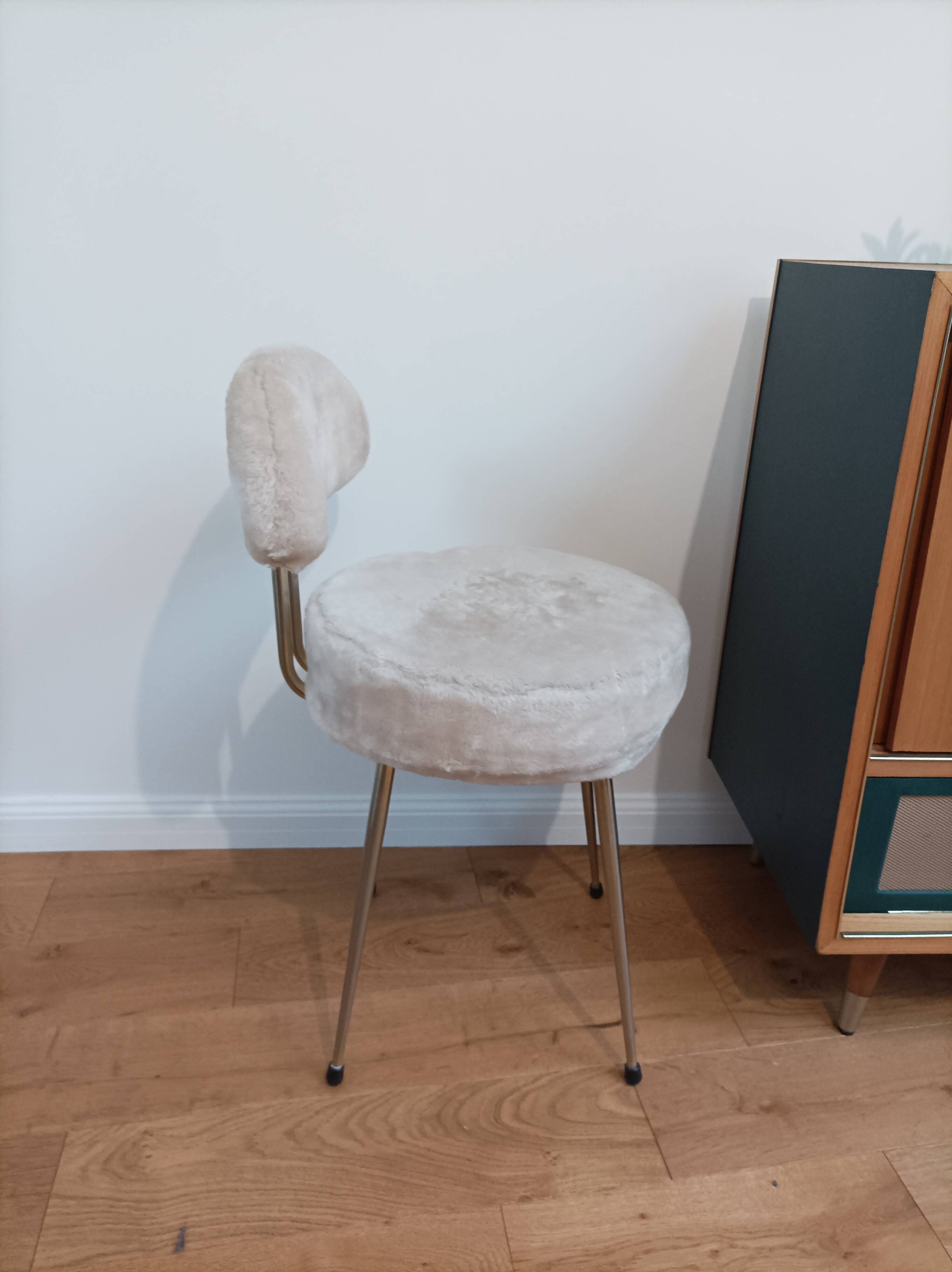 Vintage 1960s/70s Pelfran style chair – White faux fur & Metal