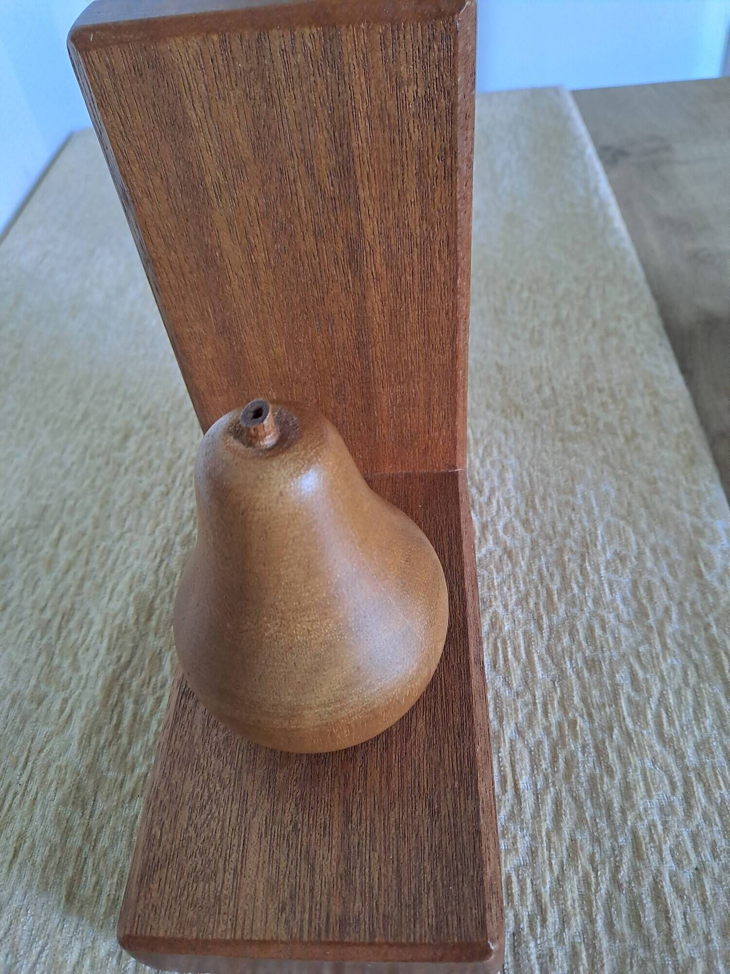 Wooden bookends shaped like an apple and pear – Minimalist design